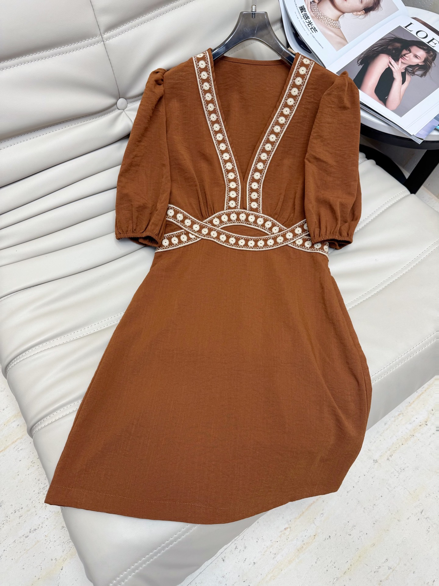 NO:435656,2025 summer French national style retro V-neck puff sleeve dress with embroidery design showing high-end feel, the color is very fashionable and white, the style is very slim, the girl you like throws the order and comes first in stock, monochrome SML. .,,skirts,alexander wang198609092025夏季法式民族风复古V领泡泡袖连衣裙 刺绣花设计尽显高级感 颜色十分洋气又显白 版型非常显瘦哦 喜欢的小姐姐甩单过来 现货首发 单色SML. .,,skirts,alexander wang,Women's clothing
