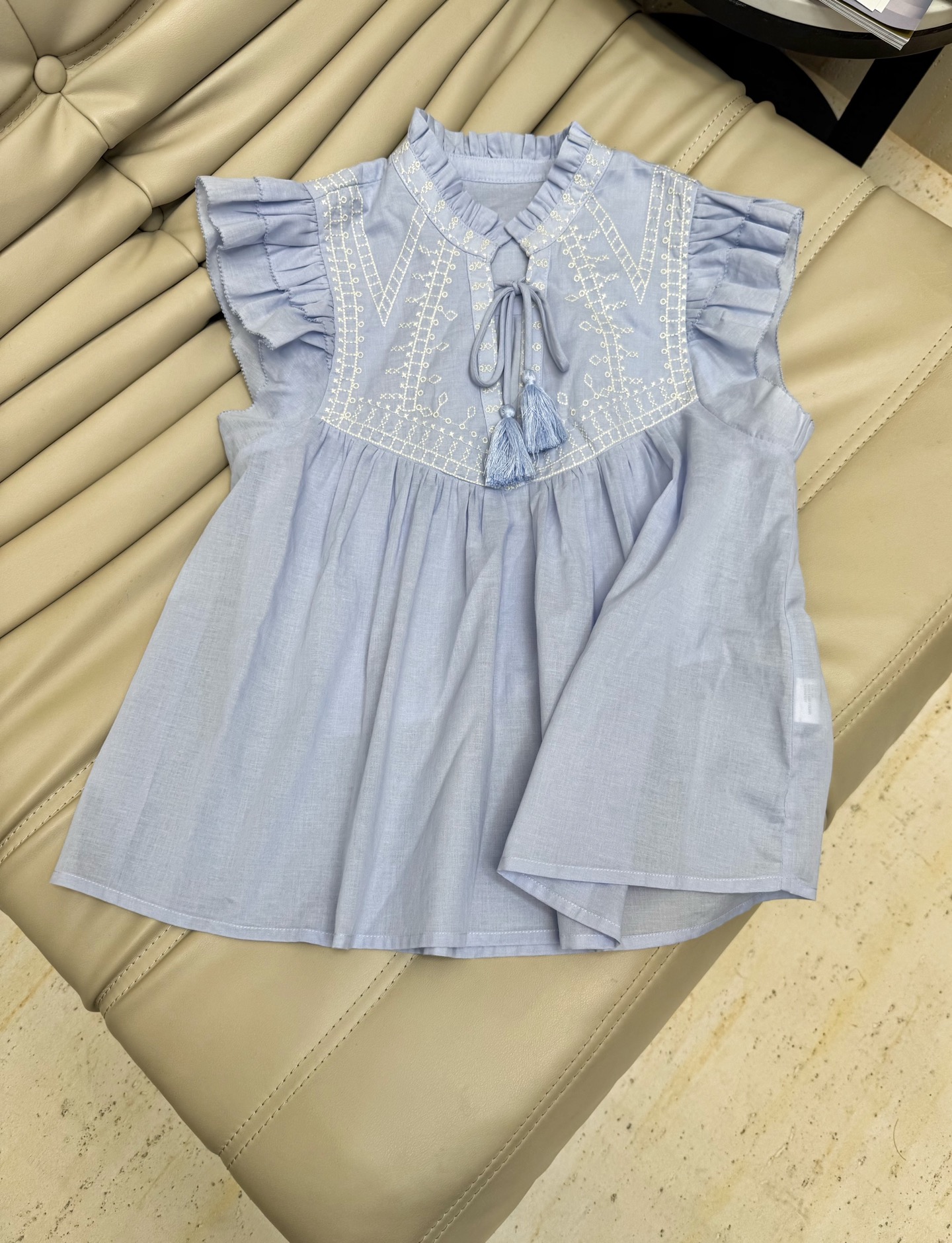 NO:436415,2025 summer new French embroidered ruffled small flying sleeves V-neck lace top, tassel embroidery design, a very age-reducing shirt with jeans, white moonlight, color white, SML., jeans,shirts,alexander wang198609092025夏季新款法式刺绣荷叶边小飞袖V领系带上衣 流苏边刺绣设计 十分减龄的衬衫搭配牛仔裤白月光的穿搭 颜色具显白 码数SML.,,jeans,shirts,alexander wang,Women's clothing