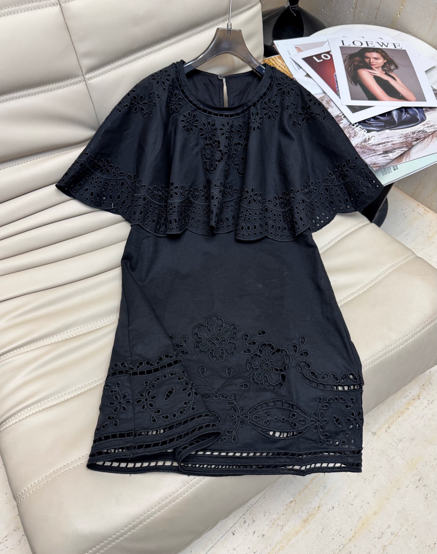 NO:437279,The latest exquisite heavy industry floral embroidered hollow cloak shawl-style round neck dress. The design waist-hugging style is very slim. The upper body is sweet and age-reducing. 2 colors. Spot first-time SML.,,skirts,shawls,alexander wang19860909最新款精致重工花卉刺绣镂空斗篷披肩式圆领连衣裙 设计收腰款非常显瘦 上身甜美既减龄 2色 现货首发SML.,,skirts,shawls,alexander wang,Women's clothing