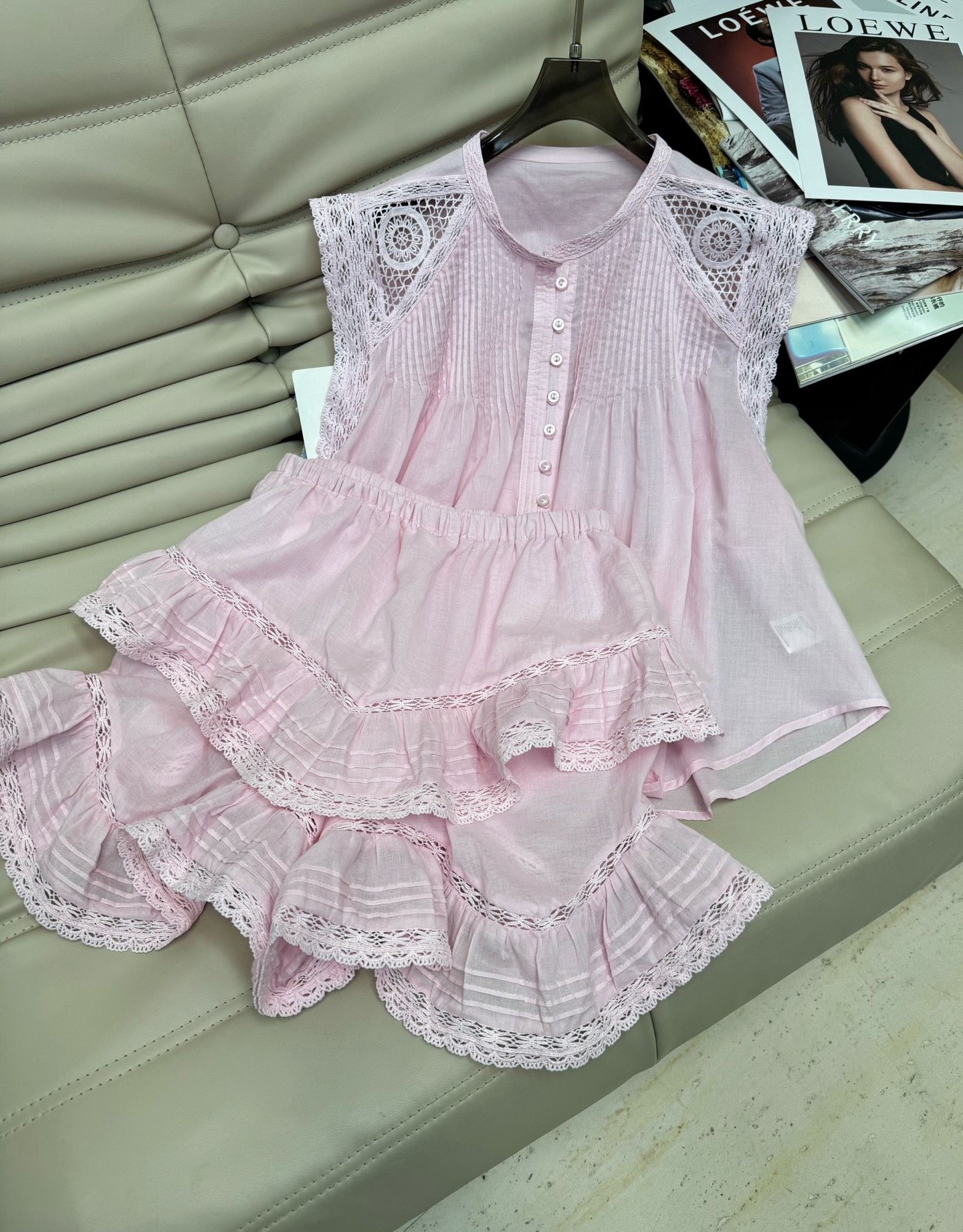 NO:437298,Top Skirt @ New suit Gentle and romantic fly sleeves French shirt pleated design elastic waist A-swing short skirt The whole upper body is a heavy industry hollow embroidery design A set of fairy-like upper body age-reducing pressure pleated effect increases layering and has a small playful feeling 2 colors SML, skirts, shirts, alexander wang19860909上衣 半裙@ 新款套装 温柔浪漫飞袖边法式衬衫压褶设计松紧腰A摆短裙 整个上身都是重工镂空刺绣设计 一套上身仙气减龄压褶效果增加层次感且有小俏皮的感觉 2色SML,,skirts,shirts,alexander wang,Women's clothing