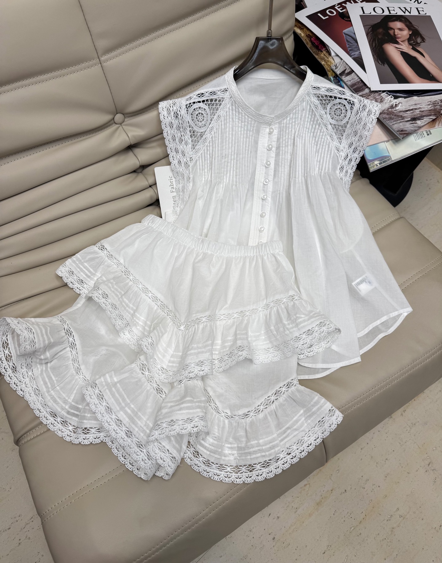 NO:437311,Top Skirt New suit Gentle and romantic fly sleeves French shirt pleated design elastic waist A-swing short skirt The whole upper body is a heavy industry hollow embroidery design A set of fairy-like upper body age-reducing pressure pleated effect increases layering and has a small playful feeling 2 colors SML, skirts, shirts, alexander wang19860909上衣 半裙 新款套装 温柔浪漫飞袖边法式衬衫压褶设计松紧腰A摆短裙 整个上身都是重工镂空刺绣设计 一套上身仙气减龄压褶效果增加层次感且有小俏皮的感觉 2色SML,,skirts,shirts,alexander wang,Women's clothing