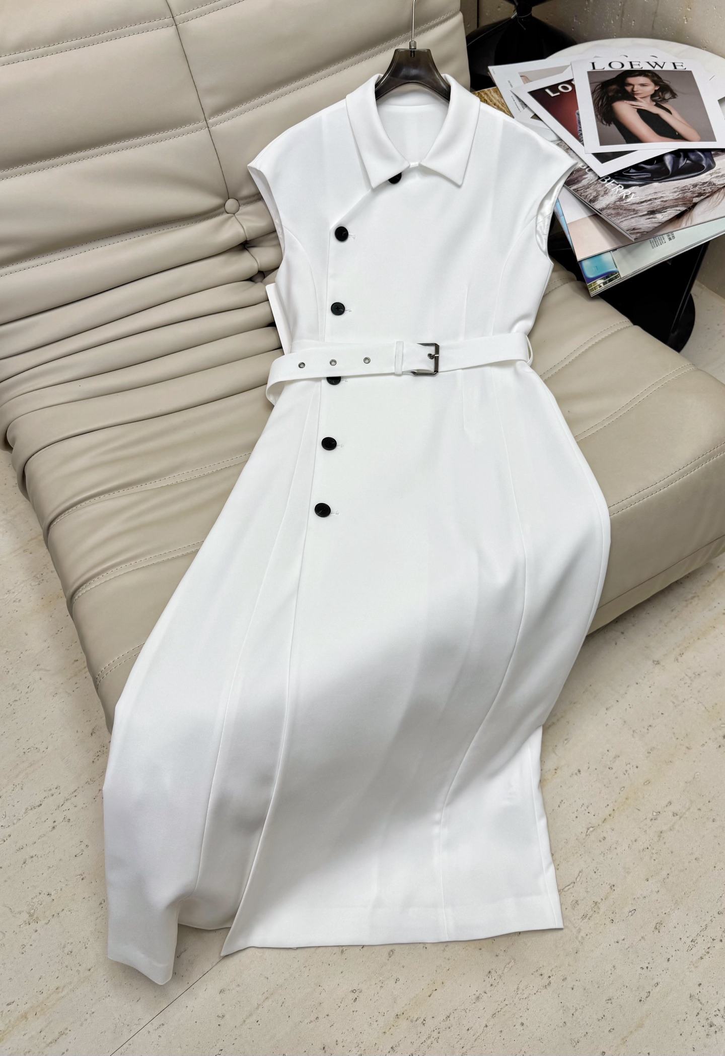 NO:437267,The latest French style mid-length lapel dress with unique side button design, the commuter belt design is very slim, the upper body is very elegant, the sense of high-end, the rate of return on the street is 100%. 2 colors black and white SML, skirts, alexander wang19860909最新款法式气质中长款翻领连衣裙 侧边纽扣设计独特风格 通勤配腰带设计非常显瘦 上身很大气 高级感满满的 出街回头率百分百 2色黑 白 SML,,skirts,alexander wang,Women's clothing