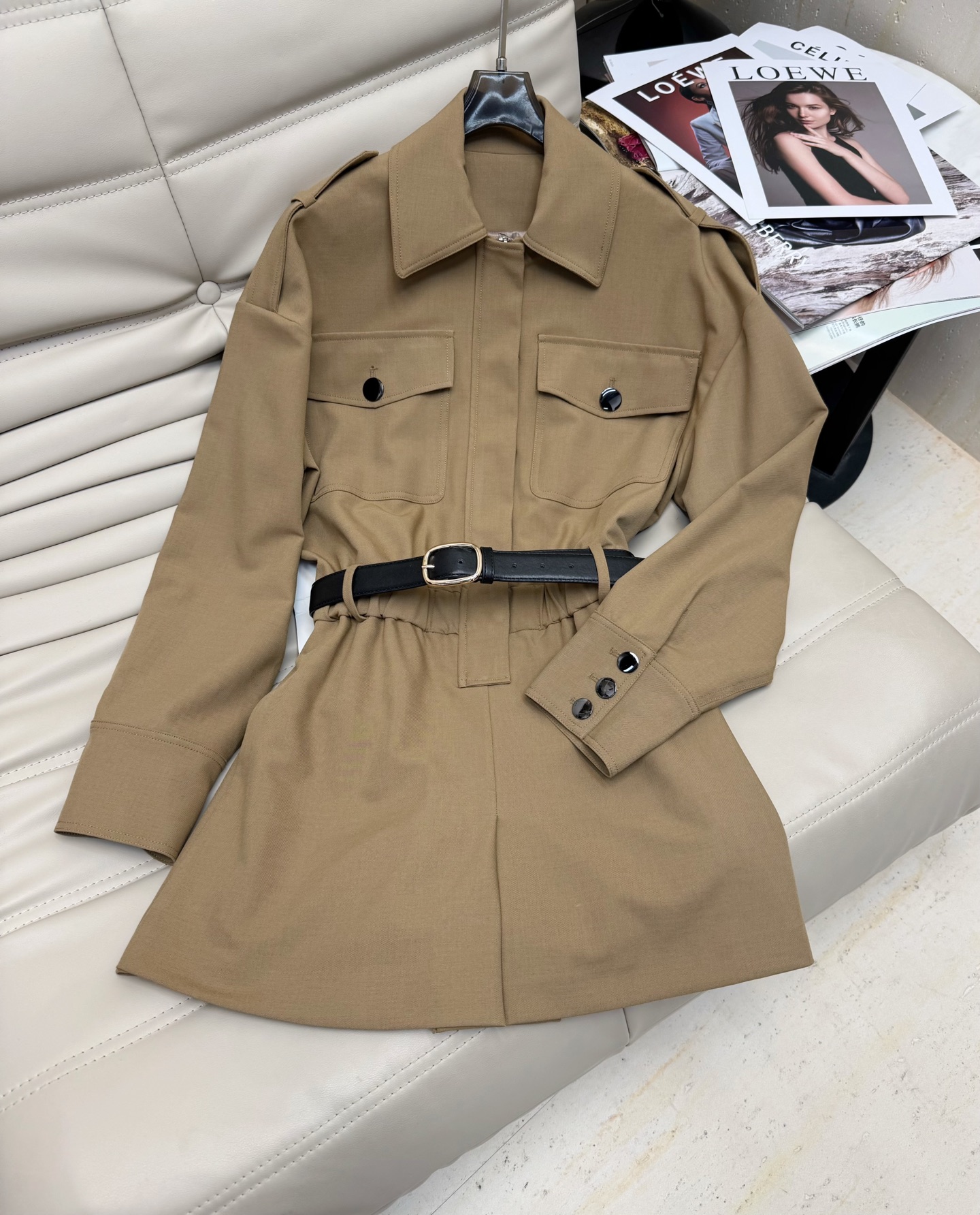 NO:446806,2025 early autumn new khaki lapel workwear short long-sleeved jumpsuit star Zhao Liying same style, elastic waist design, fat and thin, belt design makes you look slim, khaki is fashionable and white, directly one piece can explode the street, spot first release, SML.,,alexander wang198609092025早秋新款卡其色翻领工装短款长袖连体裤明星赵丽颖同款 松紧腰设计胖瘦能穿 配腰带设计显瘦 卡其色洋气又显白 直接一件可炸街 现货首发 码数SML.,,alexander wang,Women's clothing