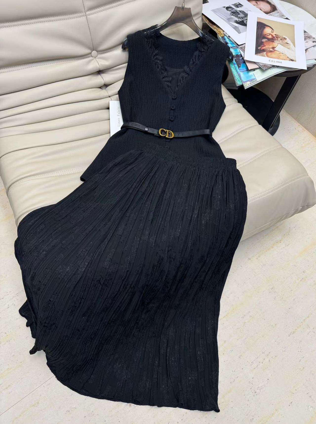 NO:438243,High-end suit 2025 summer V-neck lace embroidered sleeveless vest + pleated half-body long skirt. A slim fit and slim temperament. The pleated design covers the hips and is extremely inclusive. Two-color SML, skirts, alexander wang19860909高级感套装2025夏款V领花边刺绣无袖马甲+百褶半身长裙 一套修身显瘦气质十足 压褶设计遮胯包容性极强 两色SML,,skirts,alexander wang,Women's clothing