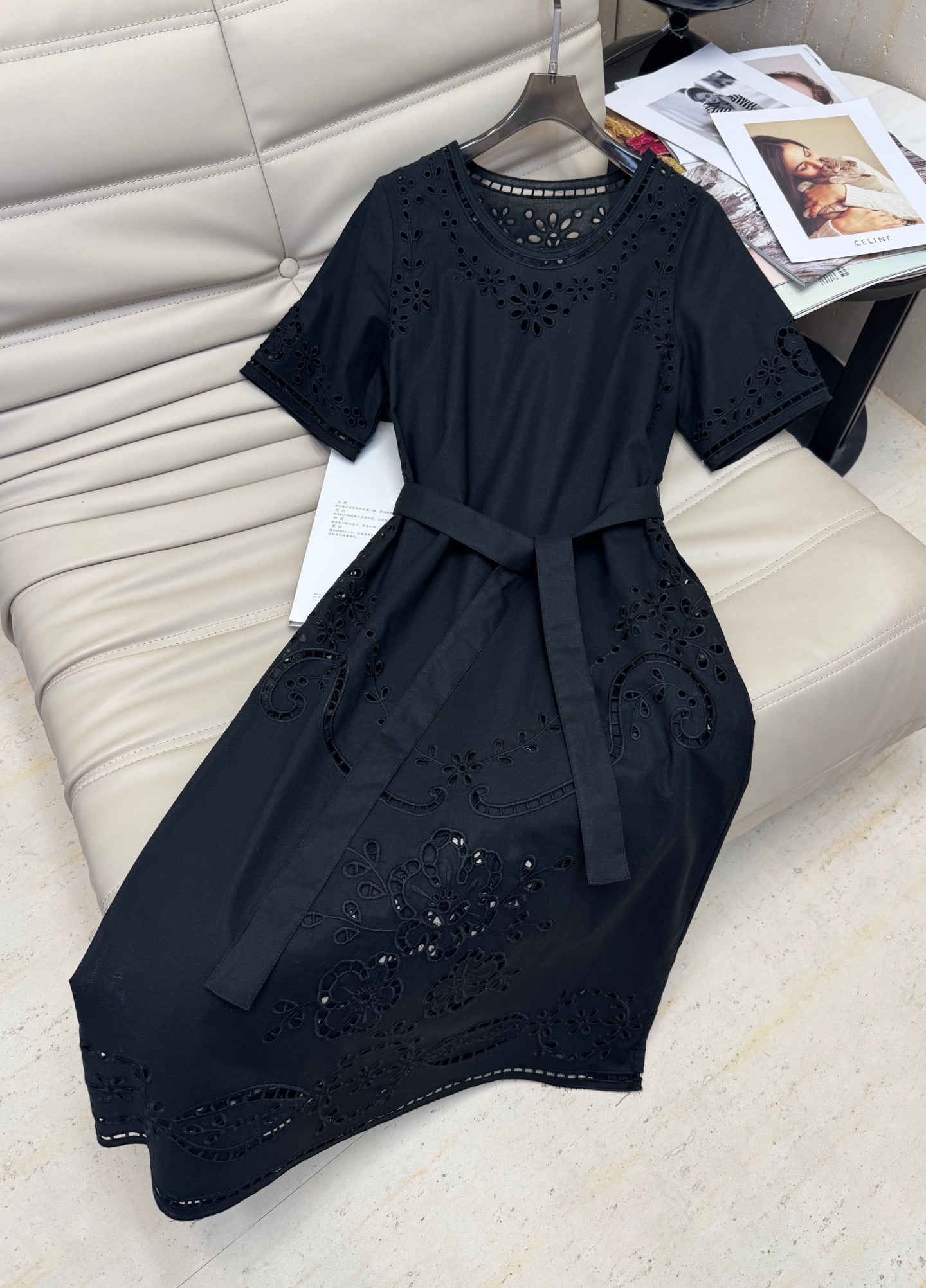 NO:439038,2025 new French detachable belt hollow embroidered short sleeve mid-length dress, the overall upper body is exquisite and atmospheric, heavy industry style, minimalist outfit full of high-end feel, very good style, fat and thin, spot first release, black and white, SML, skirts, T-shirt, alexander wang198609092025新款法式可拆腰带镂空刺绣短袖中长款连衣裙 整体上身精致又显大气 重工款 极简穿搭高级感爆棚 版型也非常好 胖瘦都驾驭 现货首发 黑色 白色 码数SML,,skirts,T-shirt,alexander wang,Women's clothing