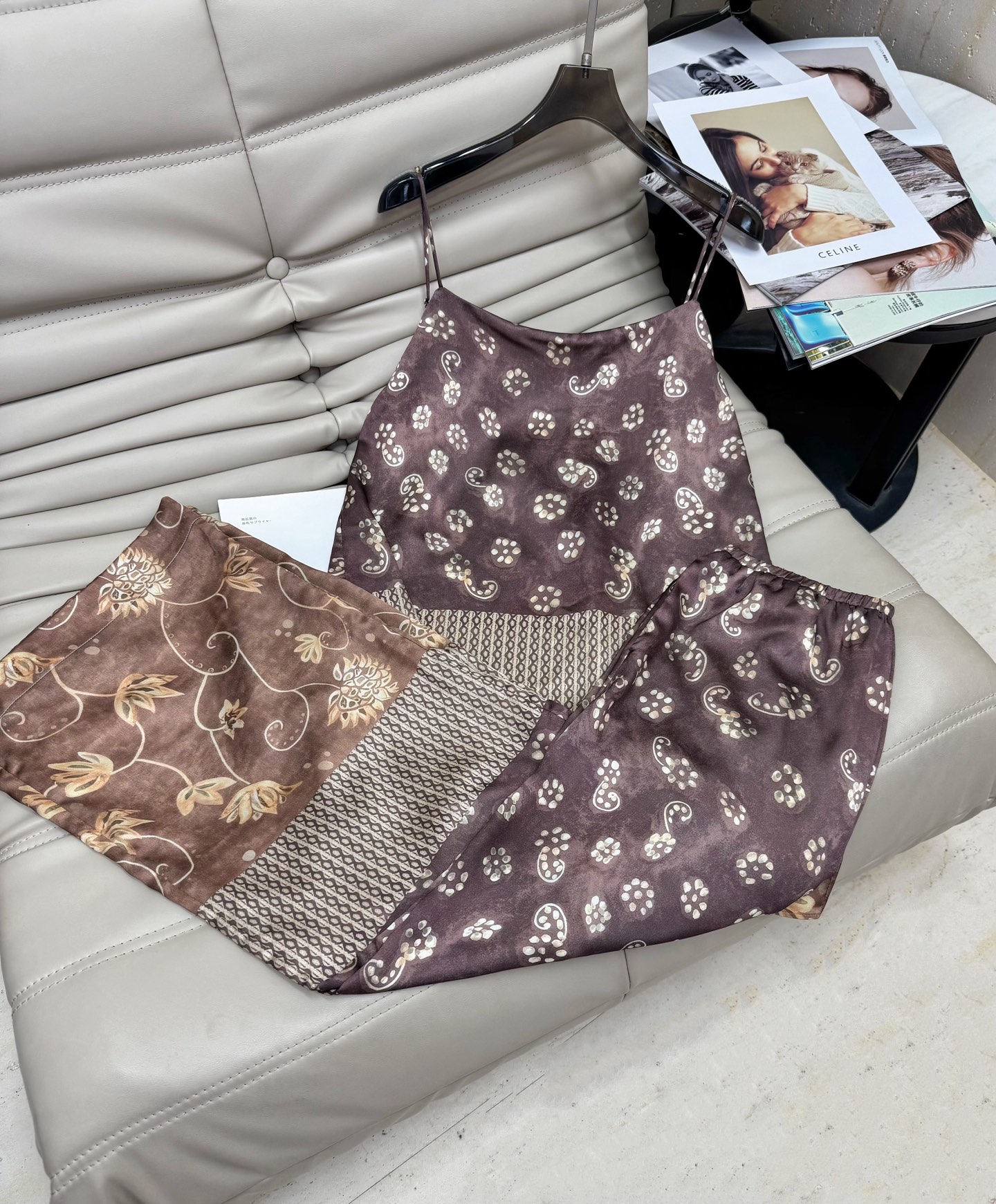 NO:439050,Top, the latest summer limited edition, small floral sexy and refreshing suit... Small floral suspender top + floral casual trousers, with an ethnic atmosphere. The top and shorts echo the suspender can be knotted and adjusted freely. The back is elastic and does not worry about sliding down. The silk material is soft and delicate. It can be matched with a jacket even if you wear it. 2 colors S ML, shorts, jackets & coats, alexander wang19860909上 裤最新款夏日限定版 小碎花性感清爽套装.. 小碎花吊带上衣+碎花休闲长裤 有种民族风的气息 上衣和短裤相呼应 吊带可打结自由调节 背面松紧设计不怕往下滑 人丝材质柔软细腻 一套穿也能搭配外套. 2色现货S ML,,shorts,jackets & coats,alexander wang,Women's clothing