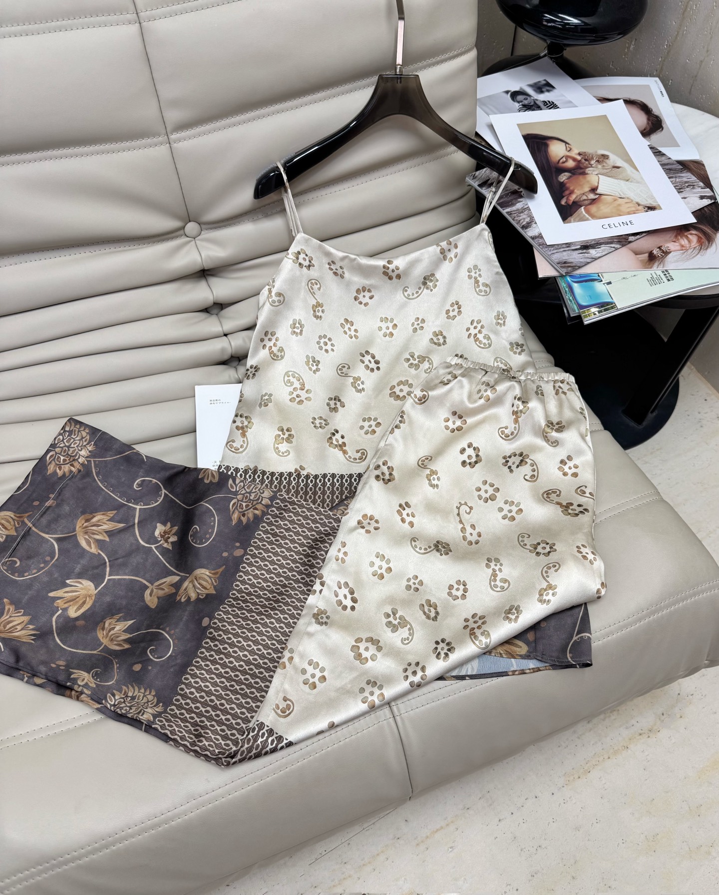 NO:439065,Top, the latest summer limited edition, small floral sexy and refreshing suit... Small floral suspender top + floral casual trousers, with an ethnic atmosphere. The top and shorts echo the suspender can be knotted and adjusted freely. The back is elastic and does not worry about sliding down. The silk material is soft and delicate. It can be matched with a jacket even if you wear it. 2 colors S ML, shorts, jackets & coats, alexander wang19860909上 裤最新款夏日限定版 小碎花性感清爽套装.. 小碎花吊带上衣+碎花休闲长裤 有种民族风的气息 上衣和短裤相呼应 吊带可打结自由调节 背面松紧设计不怕往下滑 人丝材质柔软细腻 一套穿也能搭配外套. 2色现货S ML,,shorts,jackets & coats,alexander wang,Women's clothing