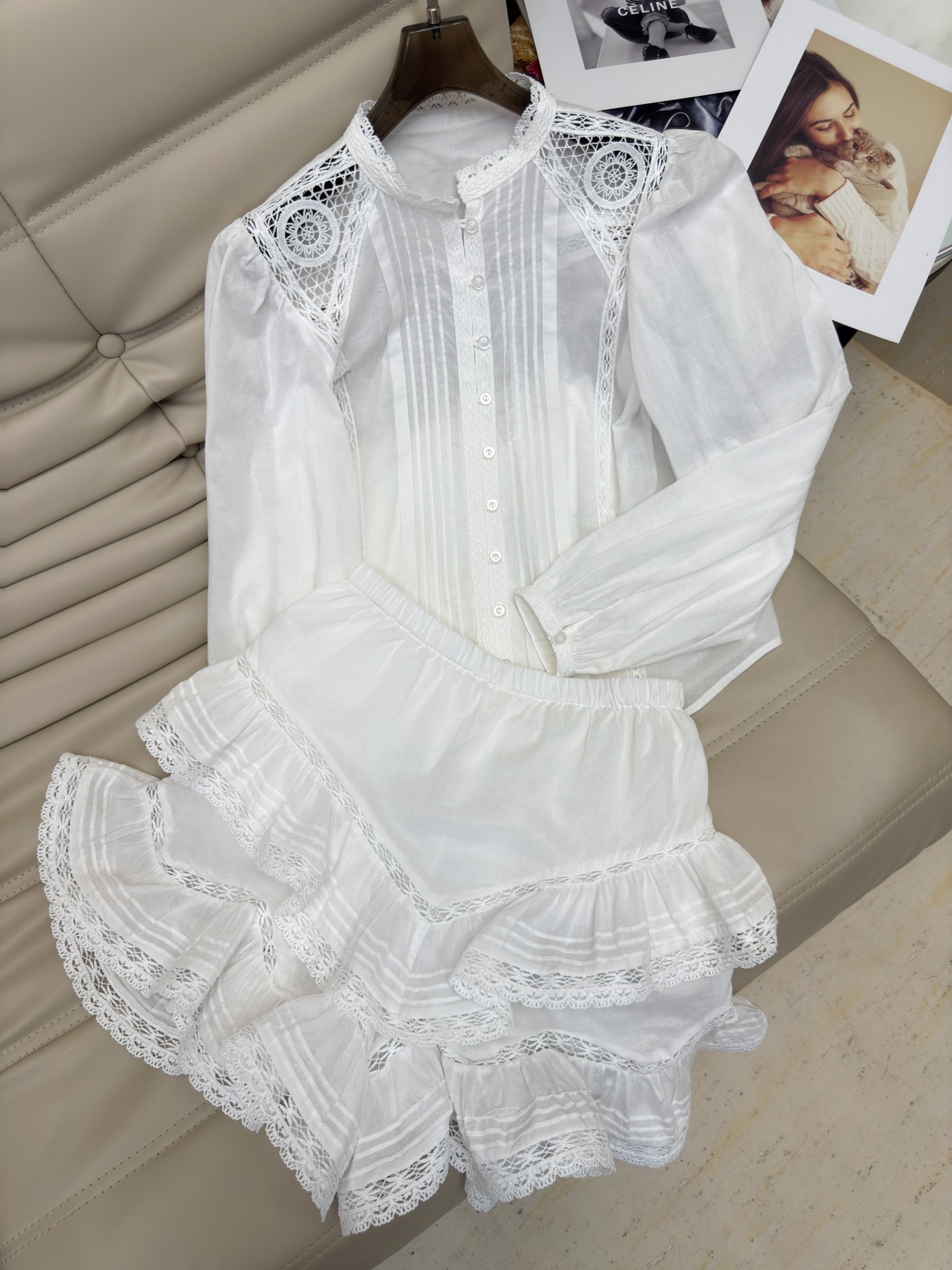 NO:440688,New style of 25-style pants, hollow lace spliced ​​long-sleeved tops and skirts, custom cotton yarn, standing collar is sweet and age-reducing, the material is light and flowing, revealing the delicate skin. The upper body has its own tenderness and elegance!  SML monochrome, skirts, alexander wang19860909衬 裤25新款 镂空蕾丝拼接长袖上衣裤裙两件套 定制棉纱线,立领甜美减龄,材质轻盈飘逸,若隐若现间透出肌肤的细腻.上身自带温柔与优雅！码数SML单色,,skirts,alexander wang,Women's clothing