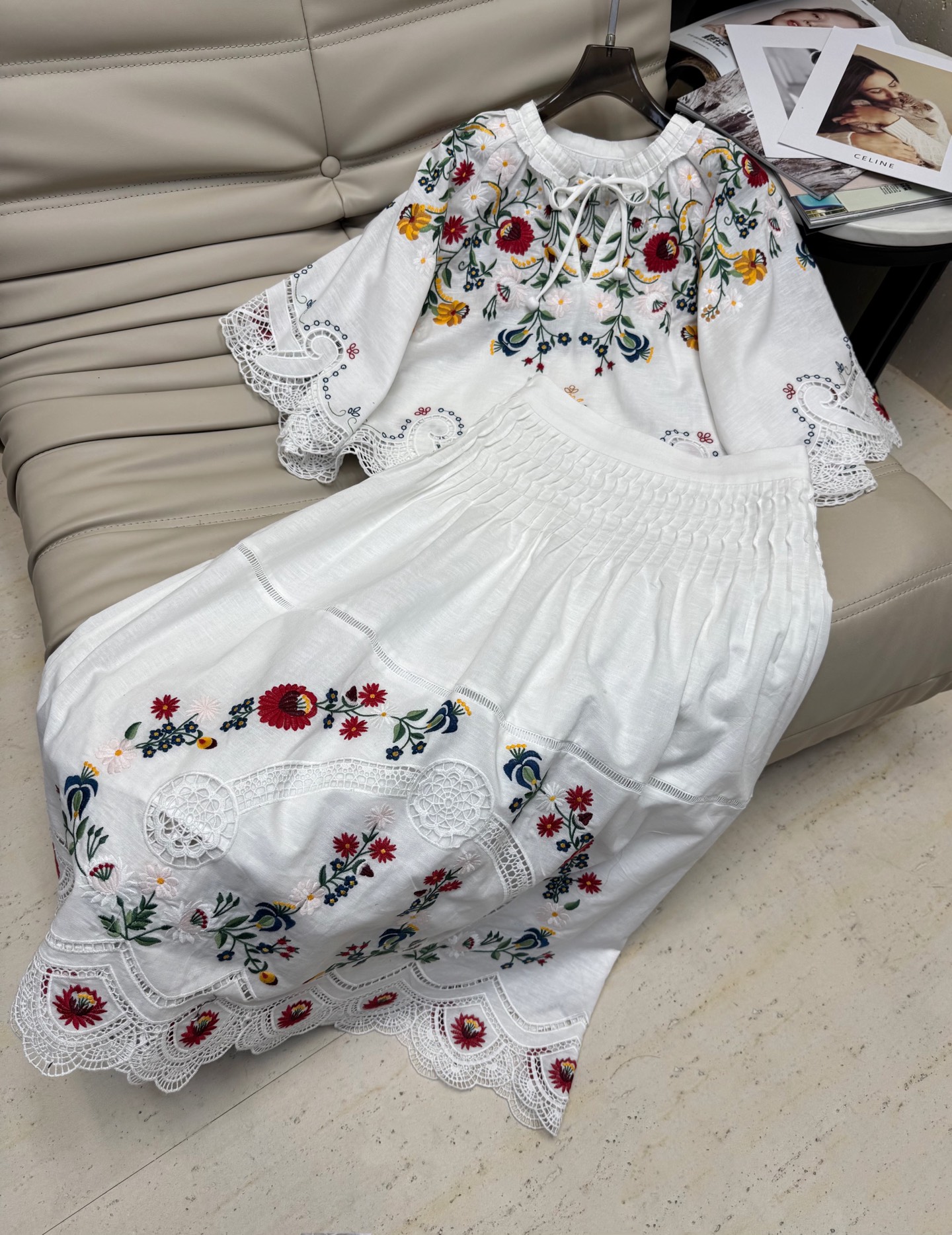 NO:442830,The latest half-newest floral embroidered lace short-sleeved top mid-length embroidered skirt suit shipped Heavy industry flower embroidered chest strap design Playful and cute Overall style is very high-end Monochrome SML,, skirts, T-shirt, alexander wang19860909上 半最新款花卉刺绣蕾丝短袖上衣中长款绣花半裙套装出货 重工花朵刺绣胸前绑带设计 俏皮可爱 整体版型非常高级 单色 SML,,skirts,T-shirt,alexander wang,Women's clothing