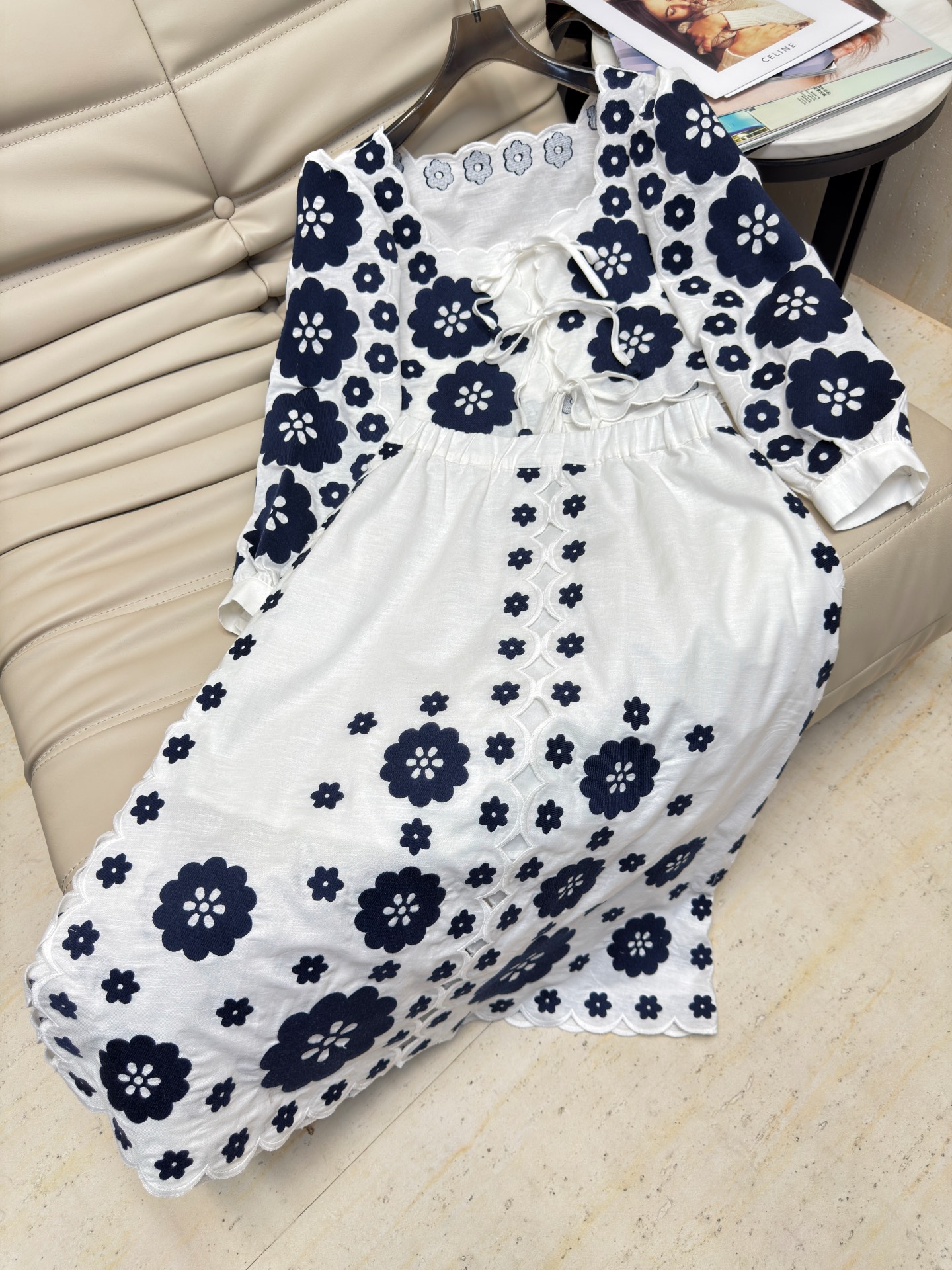 NO:443956,On the half blue and white high-end contrasting flower embroidered strap shirt + suspender vest + A-line skirt SEA new product is very suitable for this season Monochrome SML, skirts, shirts, alexander wang19860909上 半蓝白高级撞色花朵刺绣系带衬衫+吊带背心+A字半身裙 SEA新品 非常适合这个季节 单色 码数推荐SML,,skirts,shirts,alexander wang,Women's clothing