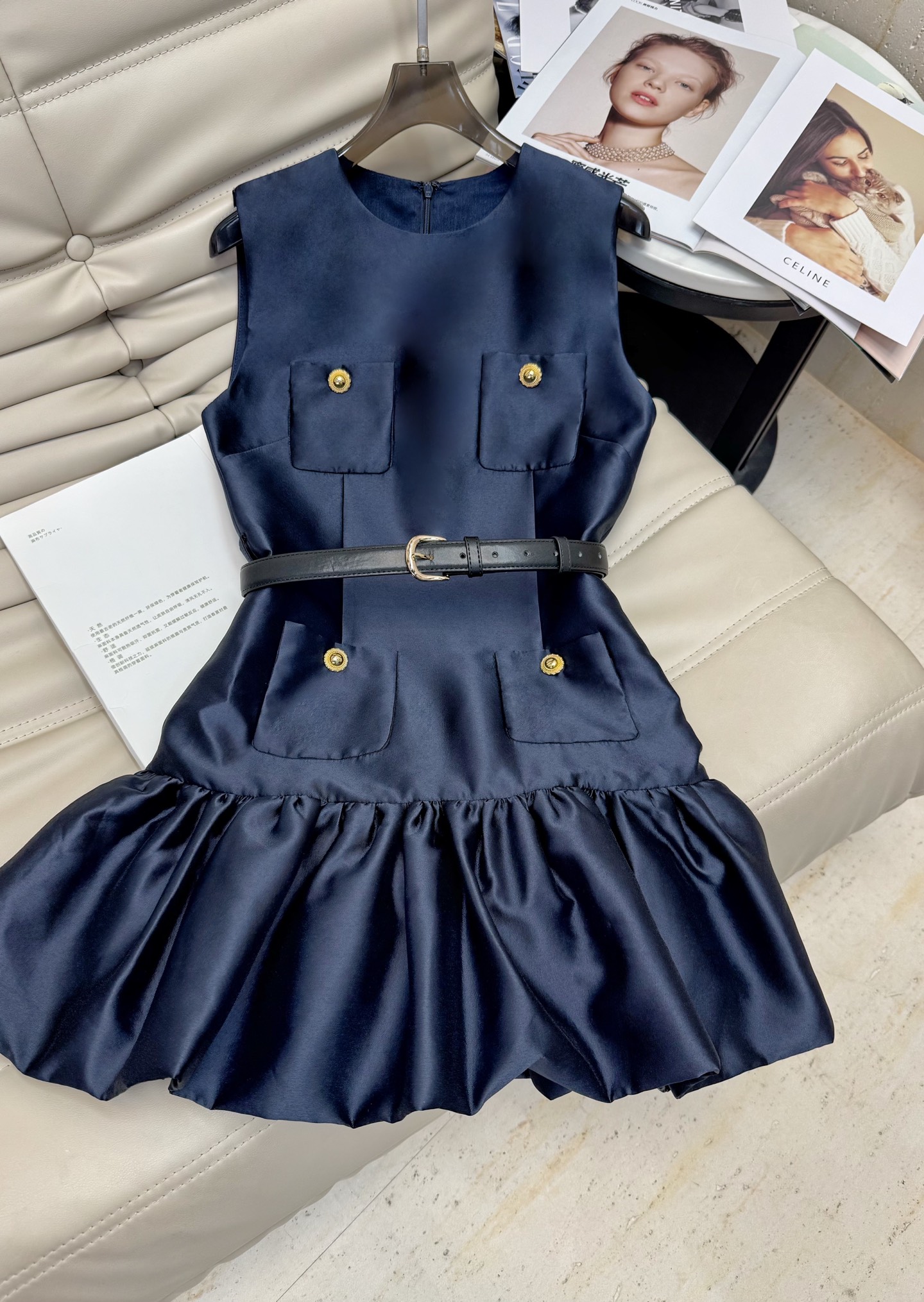 NO:445773,2025 round neck French small fragrance style short sleeveless dress with elegant temperament and three-dimensional shape of waist-hugging flower buds. The hem of the micro lotus A-line skirt naturally unfolds from the waist and waist-hugging cuts to strengthen the X-shaped curve. The hidden flesh makes you look thin and not bloated and easy to express the word 'paper man* effect, showing the style of a rich girl, high-quality style, first-time in stock, Navy Blue, White, SML, Skirts, Alexander wang198609092025圆领法式小香风短款无袖连衣裙 气质优雅收腰花苞立体廓形,微蓮A字裙摆从腰部自然展开收腰剪裁强化X型曲线.藏肉显瘦不臃肿轻松字出“纸片人*效果 尽显千金风范 高定款 现货首发 藏青蓝 白色 码数 SML,,skirts,alexander wang,Women's clothing