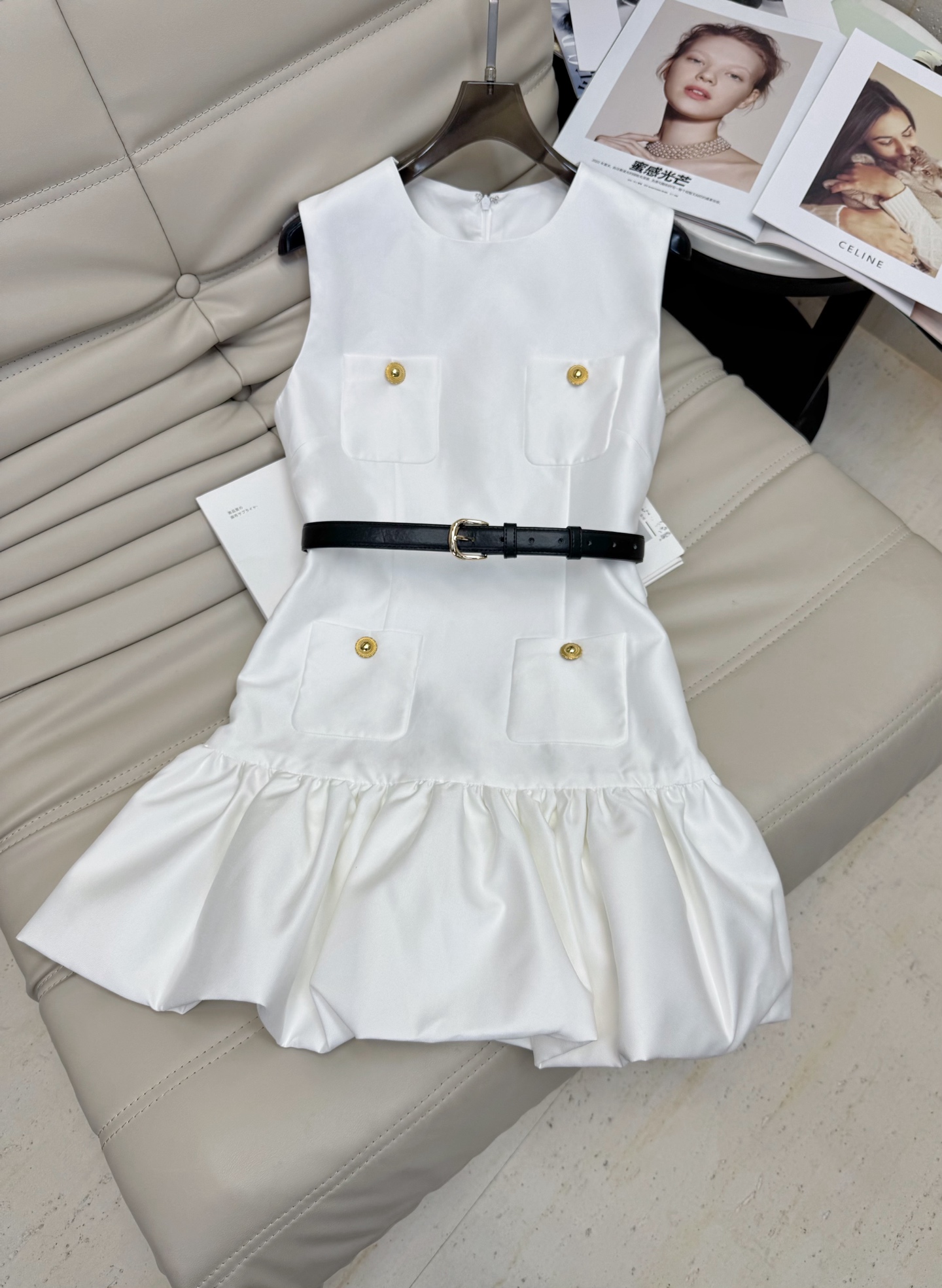 NO:445757,2025 round neck French small fragrance style short sleeveless dress with elegant temperament and three-dimensional shape of waist-hugging flower buds. The hem of the micro lotus A-line skirt naturally unfolds from the waist and waist-hugging cuts to strengthen the X-shaped curve. The hidden flesh makes you look thin and not bloated and easy to express the word 'paper man* effect, showing the style of a rich girl, high-quality style, first-time in stock, Navy Blue, White, SML, Skirts, Alexander wang198609092025圆领法式小香风短款无袖连衣裙 气质优雅收腰花苞立体廓形,微蓮A字裙摆从腰部自然展开收腰剪裁强化X型曲线.藏肉显瘦不臃肿轻松字出“纸片人*效果 尽显千金风范 高定款 现货首发 藏青蓝 白色 码数 SML,,skirts,alexander wang,Women's clothing