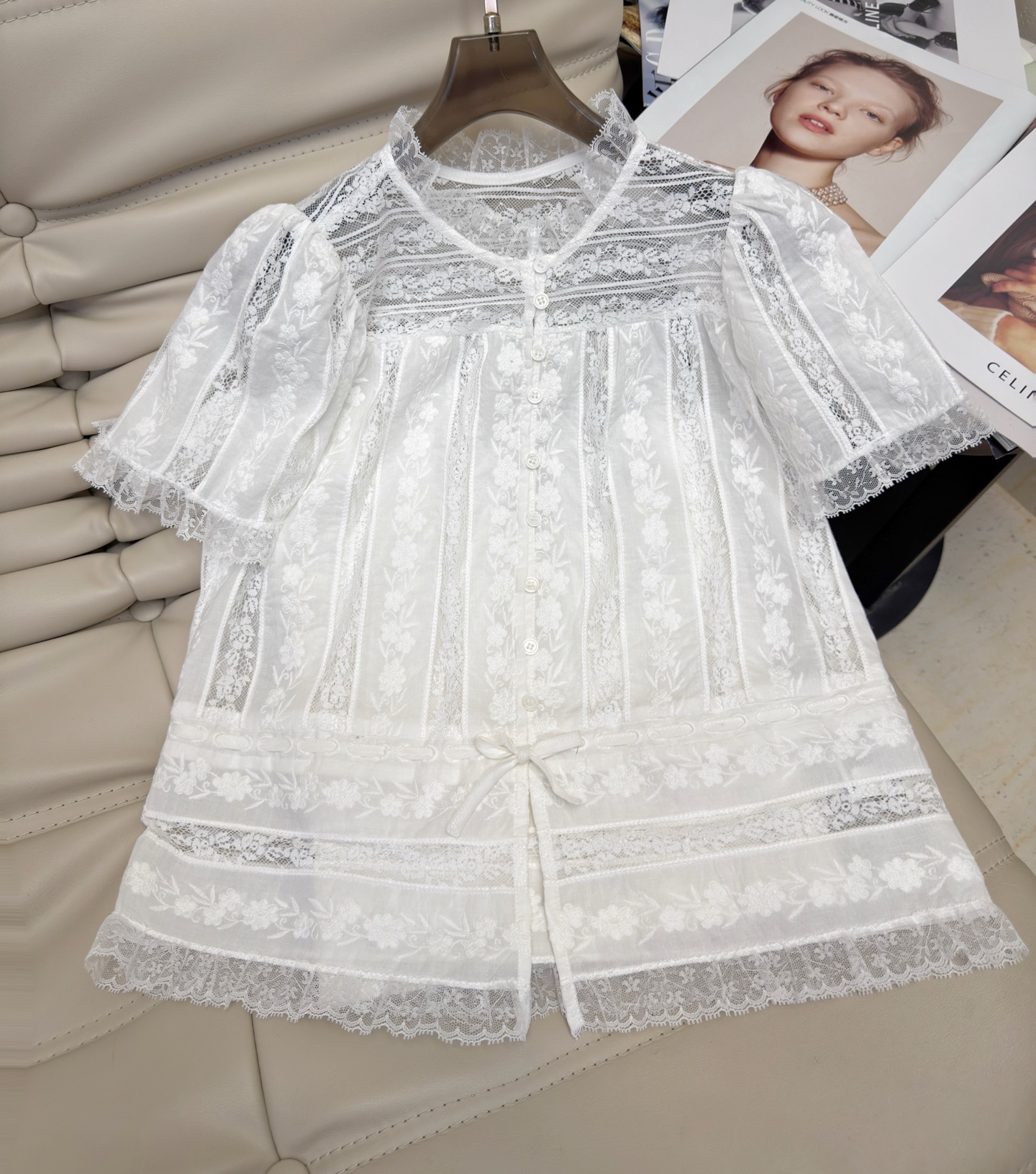 NO:448972,French niche 25-year-old new style pure and translucent lace embroidered spliced ​​black earrings waist-hugging lace shirt top. It is versatile and coordinated with jeans or skirts. It is elegant and age-reducing. SML, skirts, jeans, shirts, alexander wang19860909法式小众25年早秋新款纯欲微透蕾丝刺绣拼接木耳边收腰系带衬衫上衣 随意搭配牛仔裤或半裙都是百搭协调 气质又减龄 SML,,skirts,jeans,shirts,alexander wang,Women's clothing