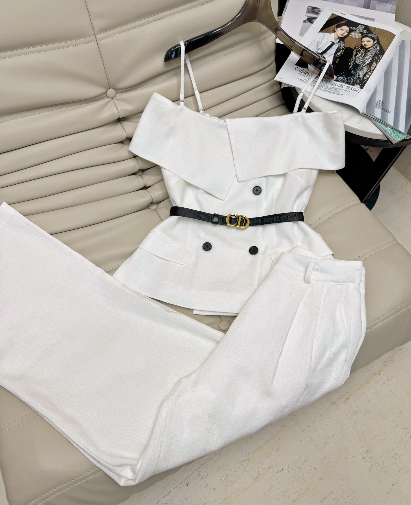 NO:450700,Zui New Style High-end Fashion Temperature Solid Color Four-buckle Waist-Close-up Sling Top Two-Piece Set of Casual Trousers The style is unique and charming. The lapel design is also very slim. The trouser shape is also outstanding. A set of very atmospheric 2 color code SML, alexander wang19860909醉新款高级时尚气质纯色四扣收腰吊带上衣休闲长裤两件套装 版型设计独特有魅力 翻领设计又配腰带非常显瘦 裤型也是绝绝子 一套非常大气 2色码数SML,,alexander wang,Women's clothing