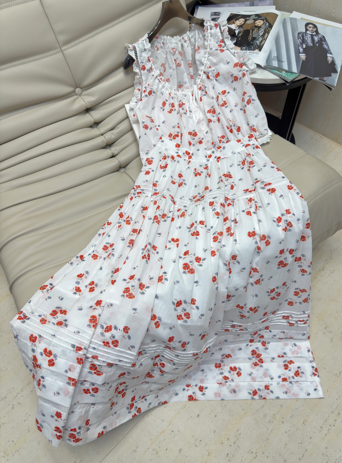 NO:450714,Top Half 25 new style floral high-waist skirt + ruffled top vest Refreshing floral pattern gives people a sweet and gentle sense of high-end Bohemian vacation style The essential items for travel season SML, skirts, alexander wang19860909上衣  半25新款 碎花高腰半裙+ 荷叶边上衣背心 清爽的碎花图案 给人一种甜美又温柔的高级感 波西米亚度假风的感觉 旅游季必备单品SML,,skirts,alexander wang,Women's clothing