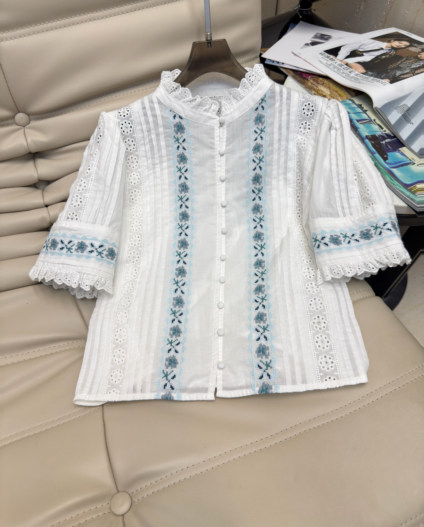 NO:455523,New early autumn style with a sense of atmosphere | French exquisite lace embroidery hollow short-sleeved shirt Positioning and cutting high-quality contrasting embroidery gives people a fresh and refined atmosphere SML, Shirts, T-shirt, alexander wang19860909早秋新款 自带氛围感丨法式精致花边刺绣镂空短袖衬衫 定位裁剪高级撞色绣花 给人一种清新脱俗的气息 SML,,shirts,T-shirt,alexander wang,Women's clothing