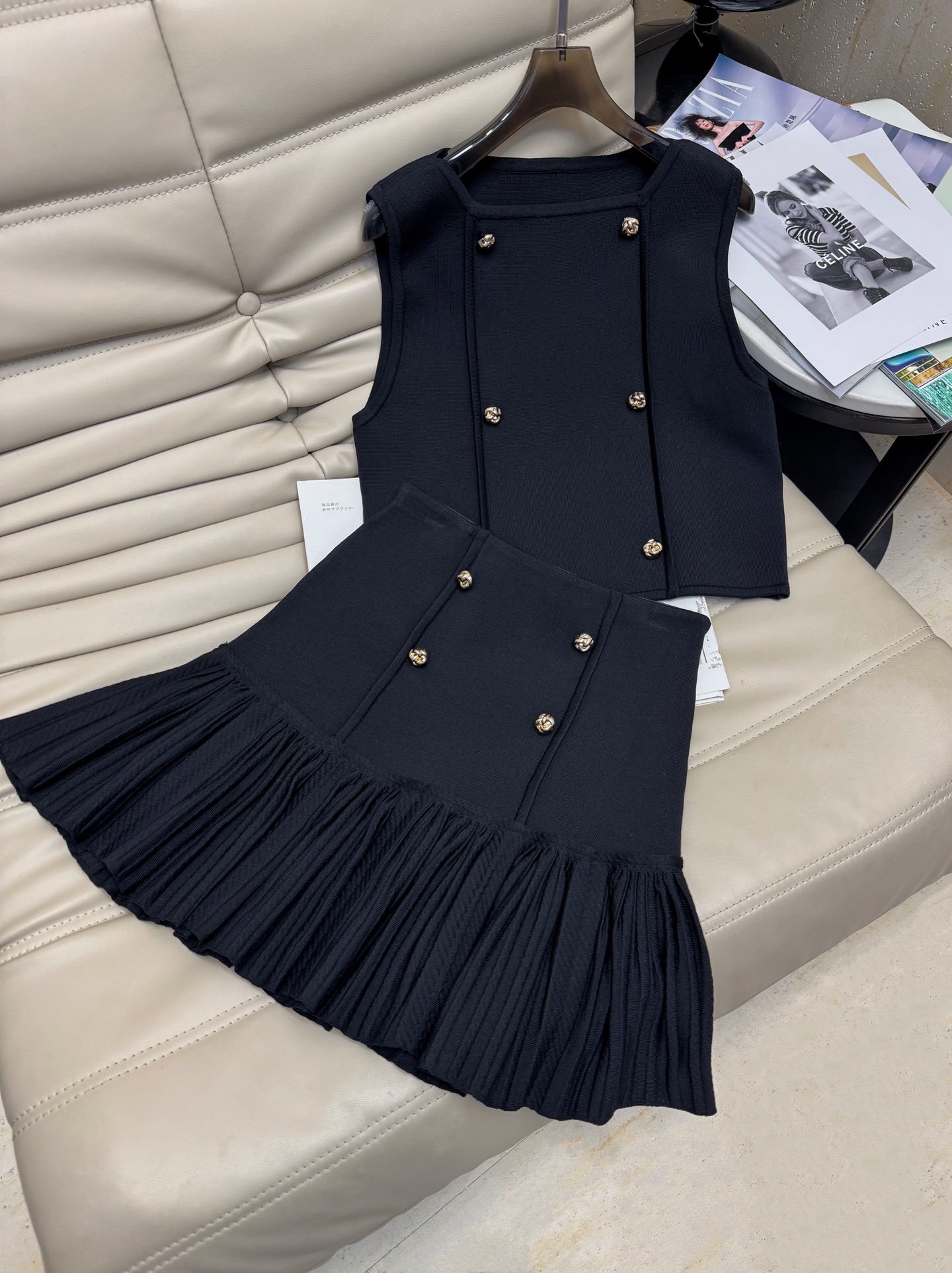 NO:453175,Vest Skirt P French style rose gold custom buttoned one-length vest knitted vest + pleated skirt suit Rich and rich girl light luxury temperament SML, skirts, alexander wang19860909马甲 半裙P法式小香风 玫瑰金色定制扣一字领马甲针织背心+百褶半身裙套装 富家千金感 轻奢气质 SML,,skirts,alexander wang,Women's clothing