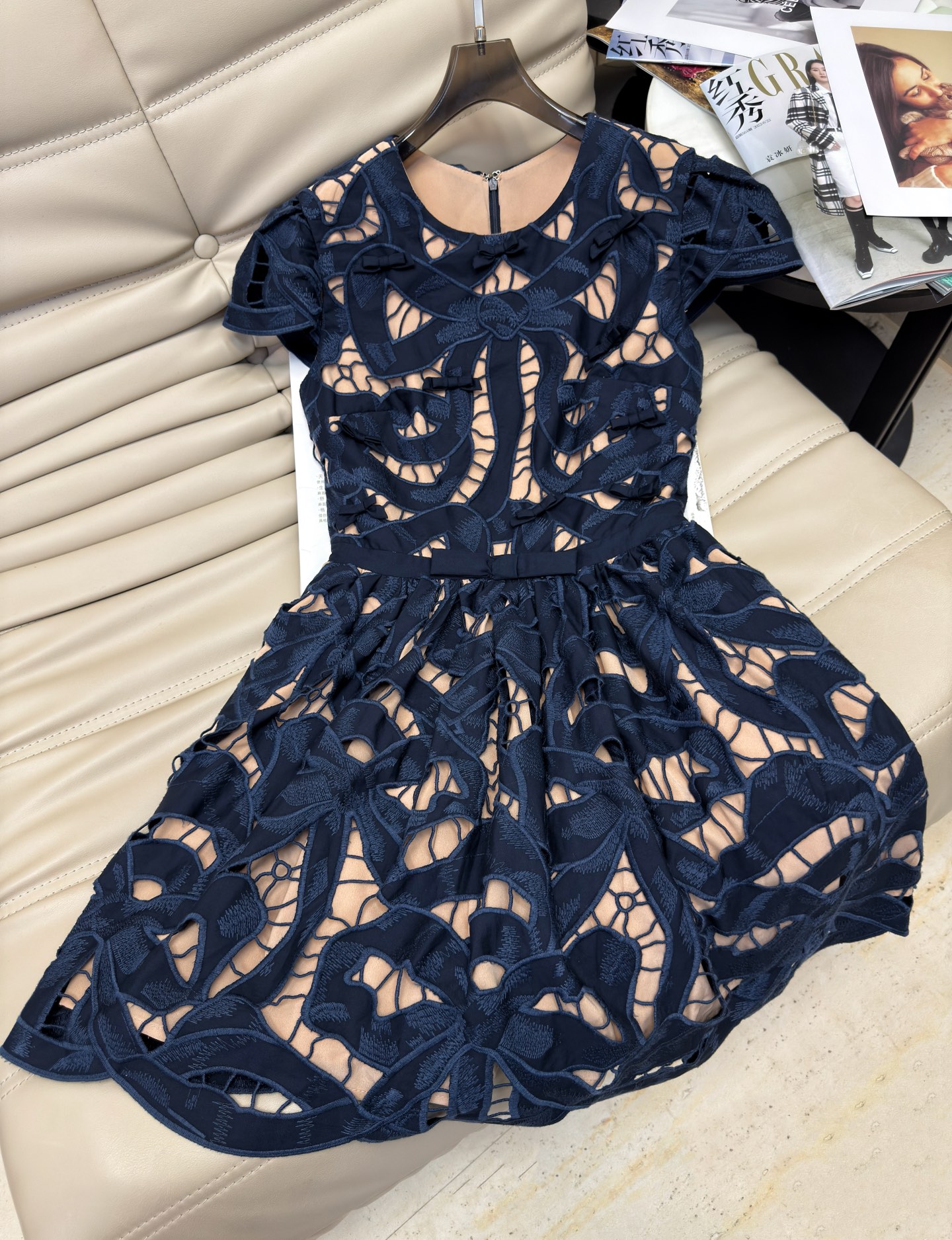 NO:454102,2025 new elegant socialite style, navy blue heavy industry water-soluble lace hollow bow with round neck short-sleeved dress dress, high-quality, upper body and noble official website synchronization SML XL.,, skirts, T-shirt, alexander wang198609092025新款优雅名媛风 藏蓝色重工水溶蕾丝镂空蝴蝶结圆领短袖连衣裙礼服裙 高定品质 上身显贵 官网同步SML XL.,,skirts,T-shirt,alexander wang,Women's clothing