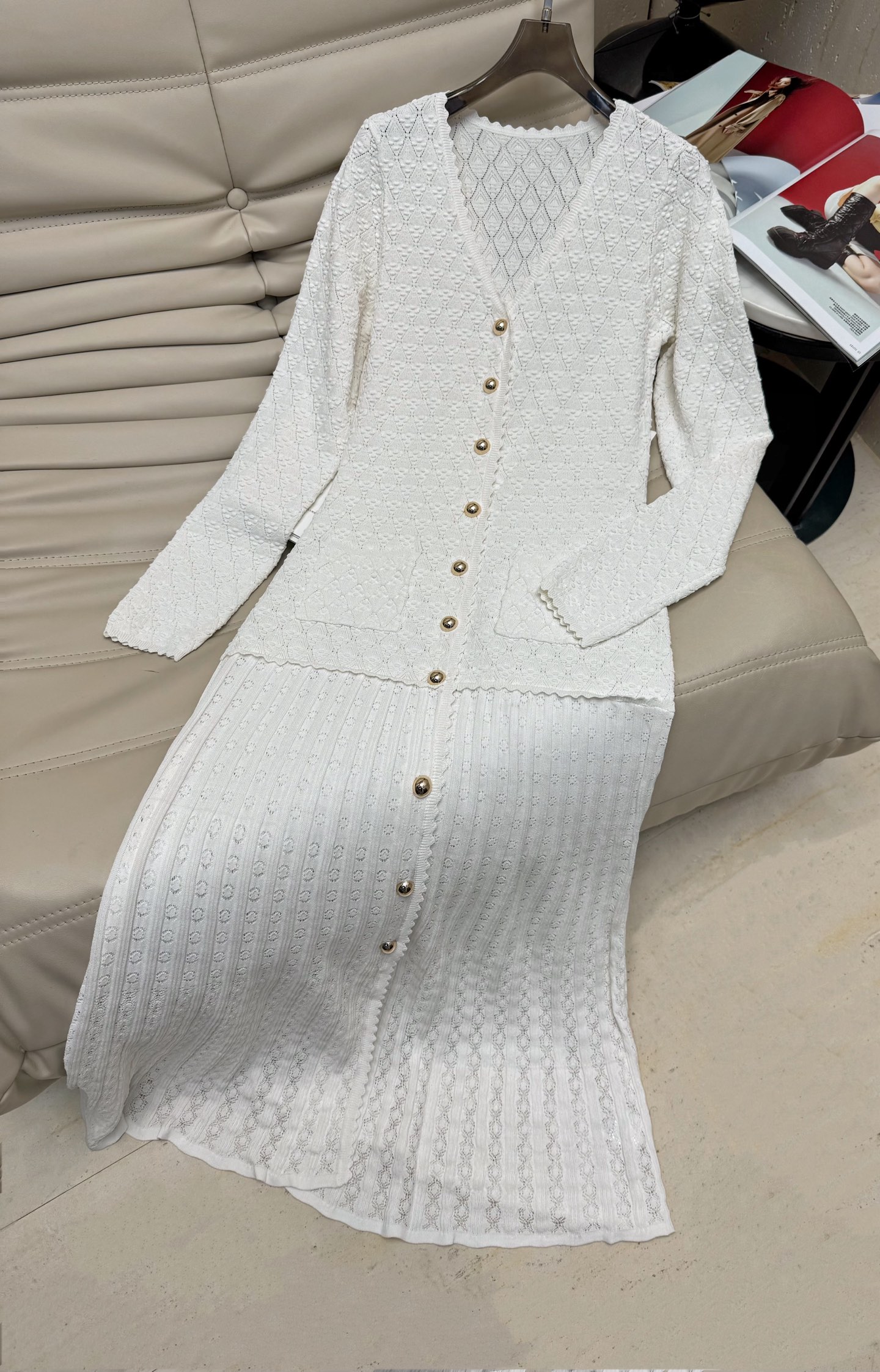 NO:458207,25 early autumn new V-neck plaid knitted dress, classic style, slim and slim air-quality style, bead button design, good upper body effect, very exquisite, elegant and famous style, spot first release, white, SML, skirts, alexander wang1986090925早秋新款V领凌格纹针织连衣裙 经典版型修身显瘦镂空气质款 钉珠纽扣设计 上身效果佳 非常精致 优雅名媛风 现货首发 白色 码数SML,,skirts,alexander wang,Women's clothing
