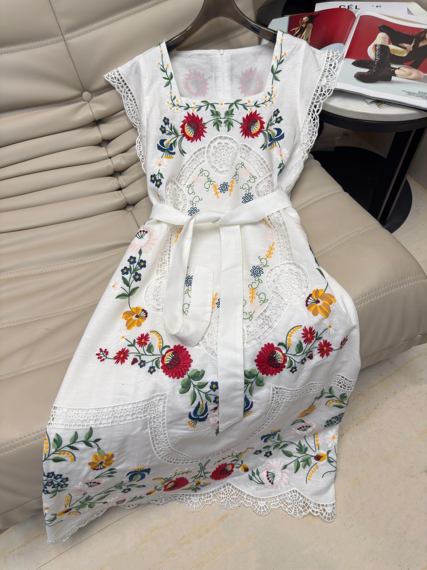 NO:457509,The latest 2025 square-collar embroidered flying sleeve dress hollow embroidery with belt makes you look slim. Stunning and heavy-duty embroidery lines are clear and fine. Each part reflects the ultimate pursuit of exquisite skills and details. The upper body is so beautiful that it will shine. A combination of multiple embroidery machines. Each part reveals the beauty. The exquisite and romantic tone. The sunlight transmission. The appearance is crazy. The linen material is also sufficient. The oversized skirt satisfys the fantasy of the girl. Monochrome. SML, skirts, alexander wang.198609092025最新款方领刺绣飞袖连衣裙镂空刺绣配腰带显瘦 惊艳又重工刺绣的线条清晰 针脚细密 每一处都体现了对精湛技艺和对细节的极致追求 上身美到会发光 多种刺绣机种结合 每一处细节都透露着绝美 精致浪漫的调性 阳光透射 颜值仙疯了 亚麻材质 用料也是足,超大裙摆 满足了少女心的幻想 单色 码数SML,,skirts,alexander wang,Women's clothing