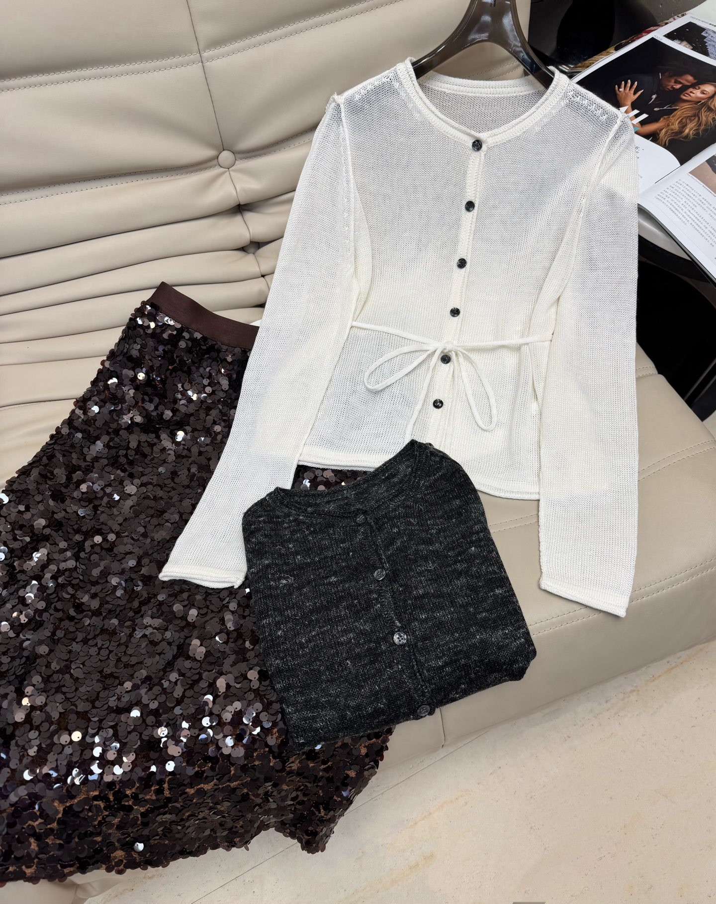 NO:463588,Top skirt P early autumn new loose Korean version slim and versatile. One-twined strap long-sleeved cardigan. Micro-transparent fabric with belt design. Simple and atmospheric and high-end SM, skirts, alexander wang19860909上衣半裙P早秋新品宽松韩版显瘦百搭 一排扣绑带长袖开衫 微透面料配腰带设计 简单大气高级感 SM,,skirts,alexander wang,Women's clothing