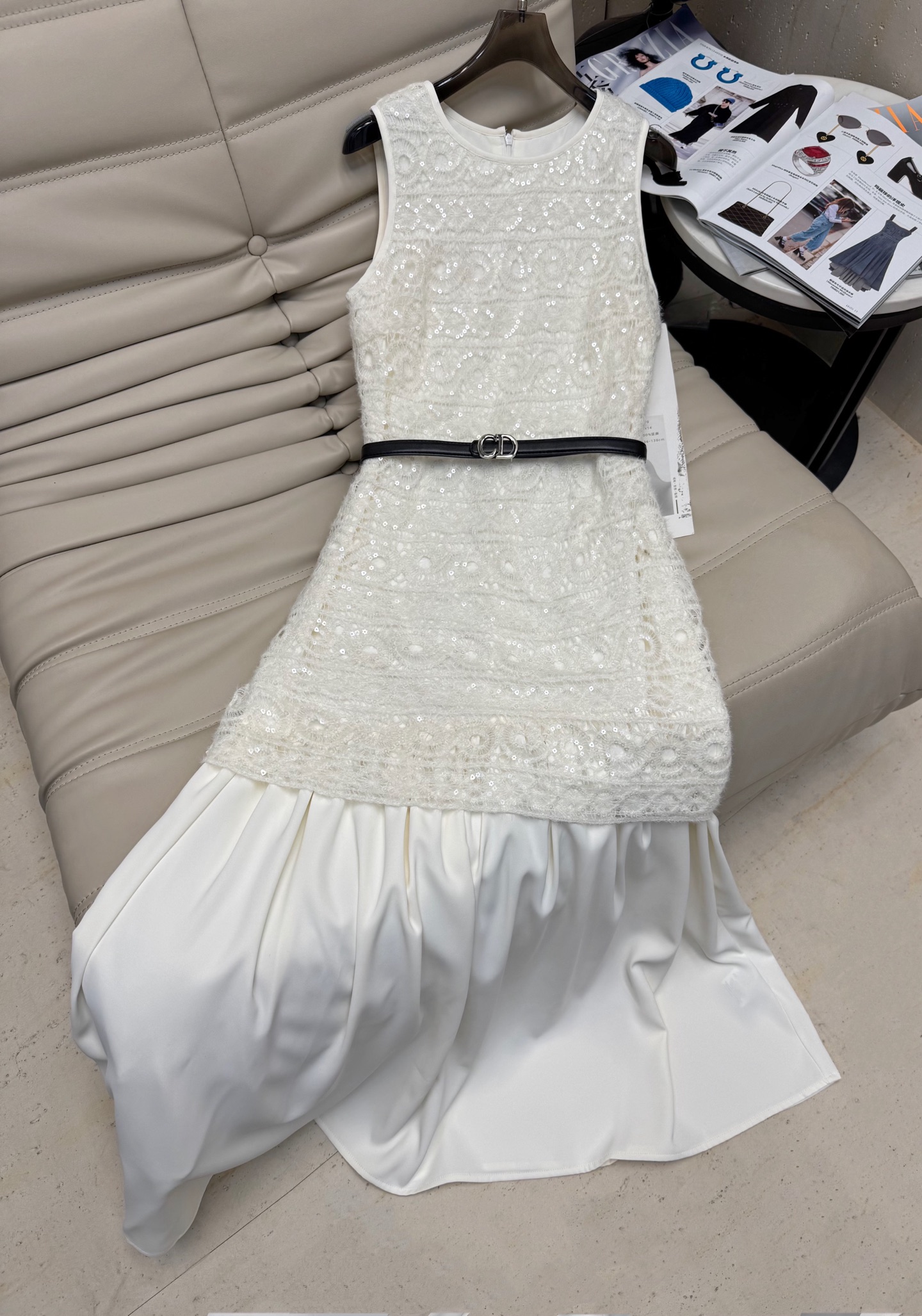 NO:463544,The new fake two-piece round neck sleeveless dress with CD belt makes it look slim and high-end, super textured, complex embroidery sequins embellishment, overall look luxurious and shining, becoming the focus of romantic sense, the back zipper design is lightweight, made with a fixed point fake two-piece design, soft upper body and skin-friendly, a goddess must-have Recommended 2 colors SML, skirts, alexander wang19860909早秋新款假两件圆领无袖连衣裙,配CD小腰带显瘦高级 超级有质感 复杂的刺绣工艺亮片点缀 整体看上去奢华闪耀 成为浪漫感焦点 后背拉链设计穿搭轻巧 做了固点假两件设计 上身亲肤柔和 女神必备款 推荐2色 SML,,skirts,alexander wang,Women's clothing