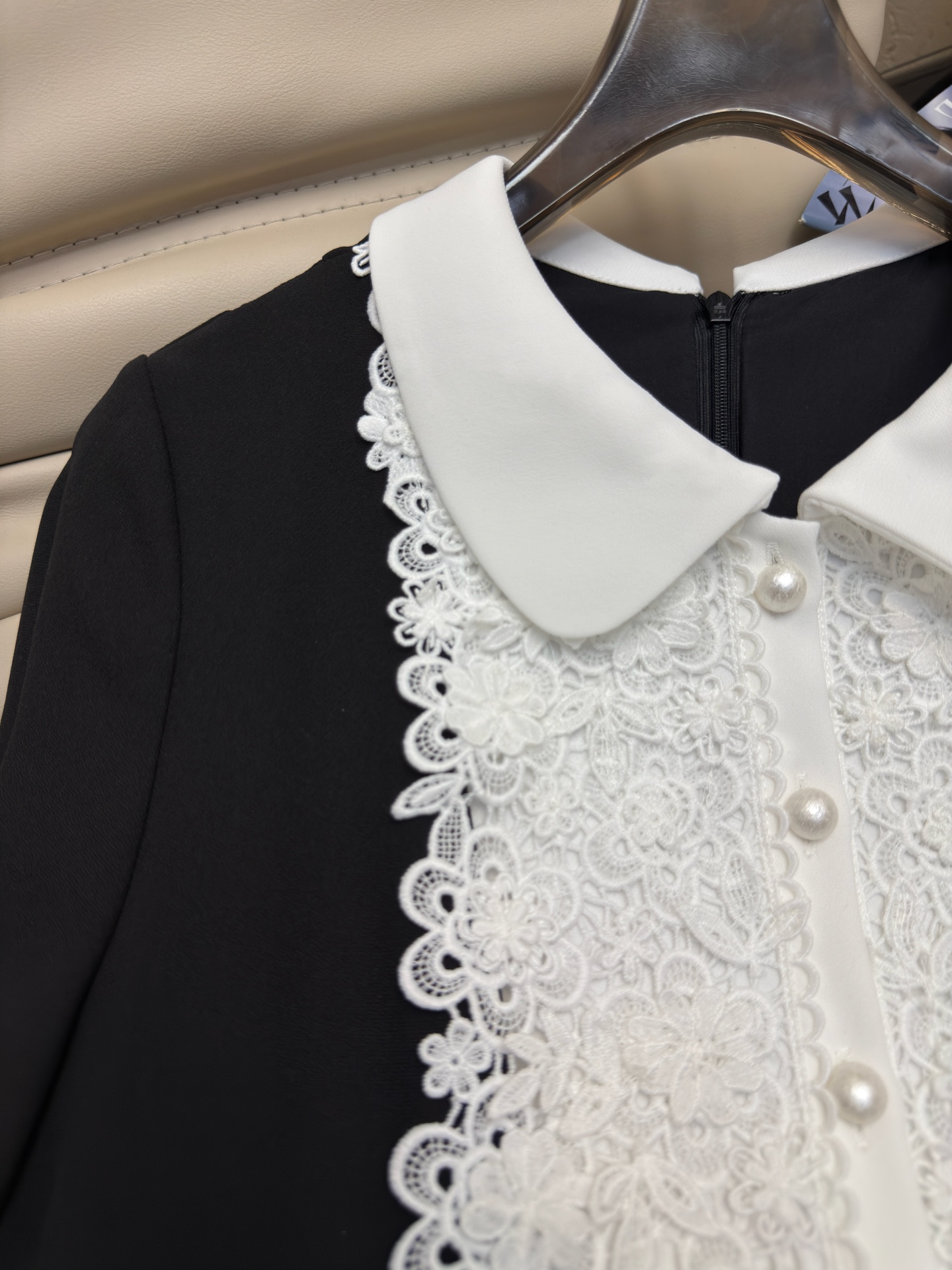 Valentino Early Fall 2025 Long Sleeve Lapel Lace Patchwork Dress 3 i1754566550430 1949 0 1