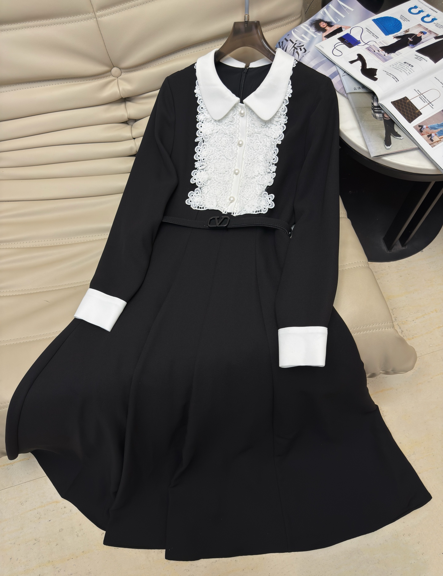 Valentino Early Fall 2025 Long Sleeve Lapel Lace Patchwork Dress 2 i1754566550774 4110 0 0