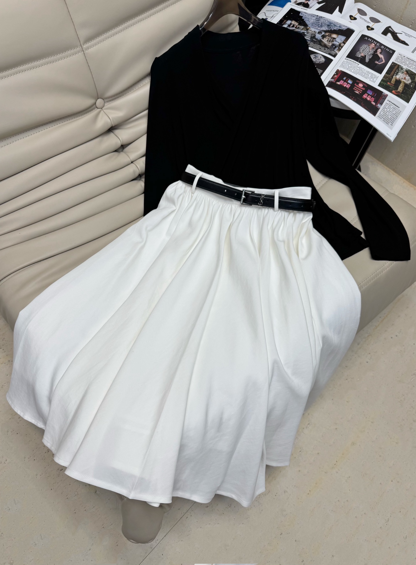 NO:463582,Top Half black V-neck cross top, high-end inner wear in autumn and winter, slim waist-hugging, niche retro design, high waist, slim mid-length large umbrella pleated A-line skirt with belt, a set of upper body gives people a simple and elegant visual sense. SML, skirts, alexander wang19860909上 半黑色V领交叉上衣 秋冬高级感内搭 修身收腰 小众复古设计高腰显瘦中长款大摆伞百褶A字半身裙 配皮带 一套上身给人一种简约优雅的即视感 SML,,skirts,alexander wang,Women's clothing