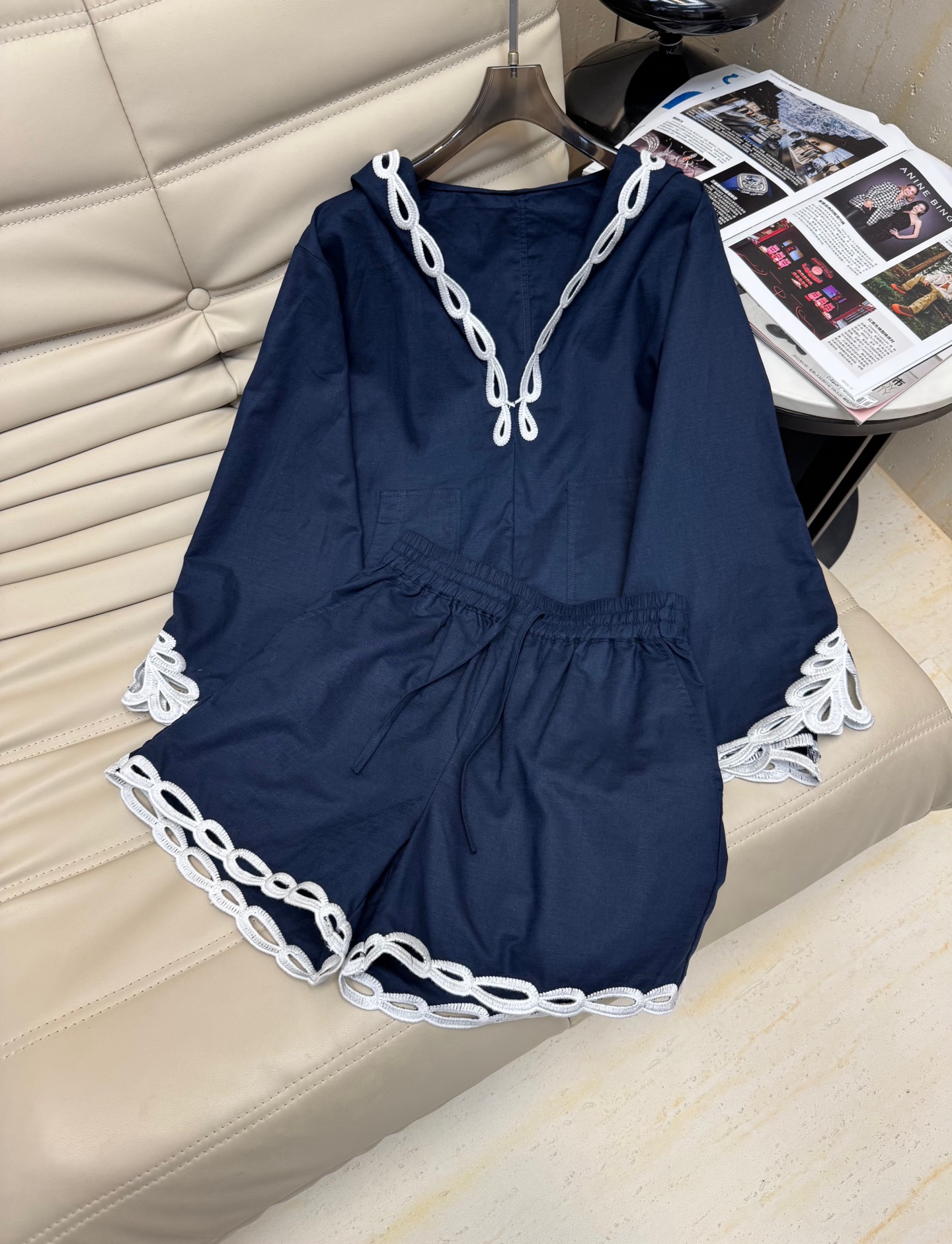 NO:463580,Tops, pants, early autumn new suit, relaxed outfit [color][color] White heavy industry hollow lace embroidered cotton and linen hooded shirt + elastic waist shorts suit, it's so easy to wear, heavy industry embroidery design, a set of direct street explosion 2 colors blue white SML.,, shorts,shirts,hats,alexander wang19860909上衣 裤子早秋新款套装 松弛感穿搭[色][色]白色重工镂空花边刺绣棉麻连帽衬衫+松紧腰短裤套装 也太好穿了 重工刺绣设计 一套直接炸街 2色 蓝色 白色 SML.,,shorts,shirts,hats,alexander wang,Women's clothing