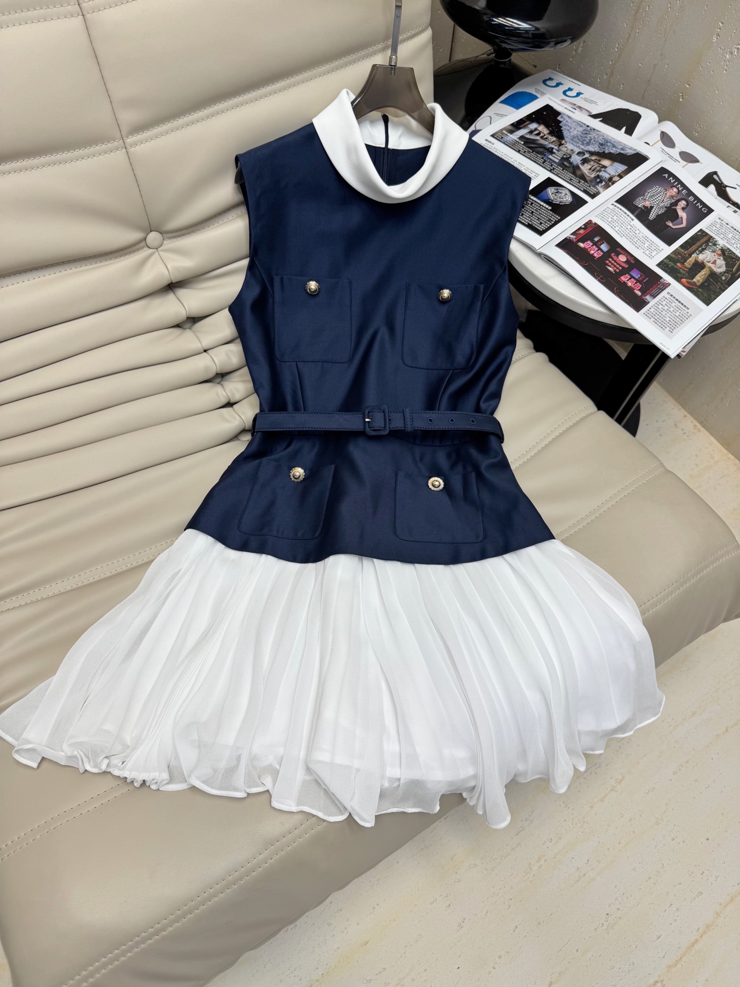 NO:465205,Haute couture 2025 early autumn French stand-up collar Hepburn style fake two-piece short dress, elegant blue and white contrast round neck with belt waist-hugging style, zippered back design and easy to wear, pleated hem design makes slimming, navy blue and blue skin color and high-end, essentials when going out, highly recommended, monochrome SML, skirts, alexander wang19860909高定2025早秋法式立领赫本风假两件短款连衣裙 优雅蓝白撞色圆领配腰带收腰款 后背有拉链设计穿搭方便 下摆百褶设计显瘦 藏青蓝显肤色又高级 出门必备款 极烈推荐 单色 SML,,skirts,alexander wang,Women's clothing