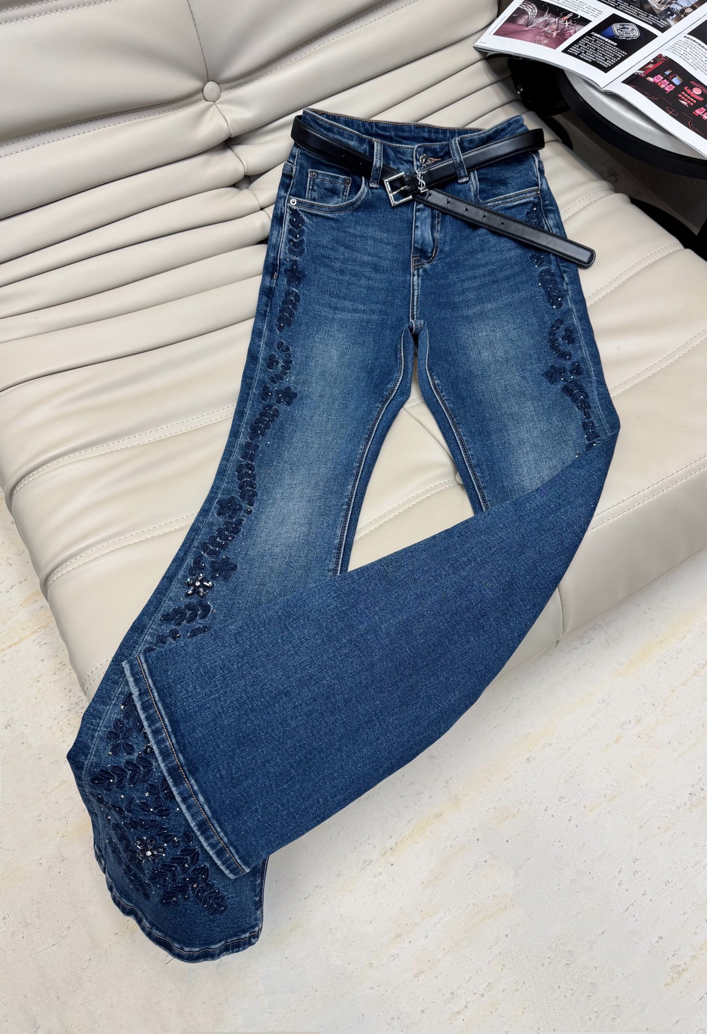 NO:469906,2025 autumn new light luxury fashion high-waisted slim fit heavy industry embroidered diamond-slim jeans micro-elastic fabric to modify the leg shape Temperament versatile SMLXL, jeans, alexander wang198609092025秋季新款轻奢时尚 高腰显瘦版型 重工刺绣烫钻微喇牛仔裤 微弹面料修饰腿型 气质百搭款SMLXL,,jeans,alexander wang,Women's clothing