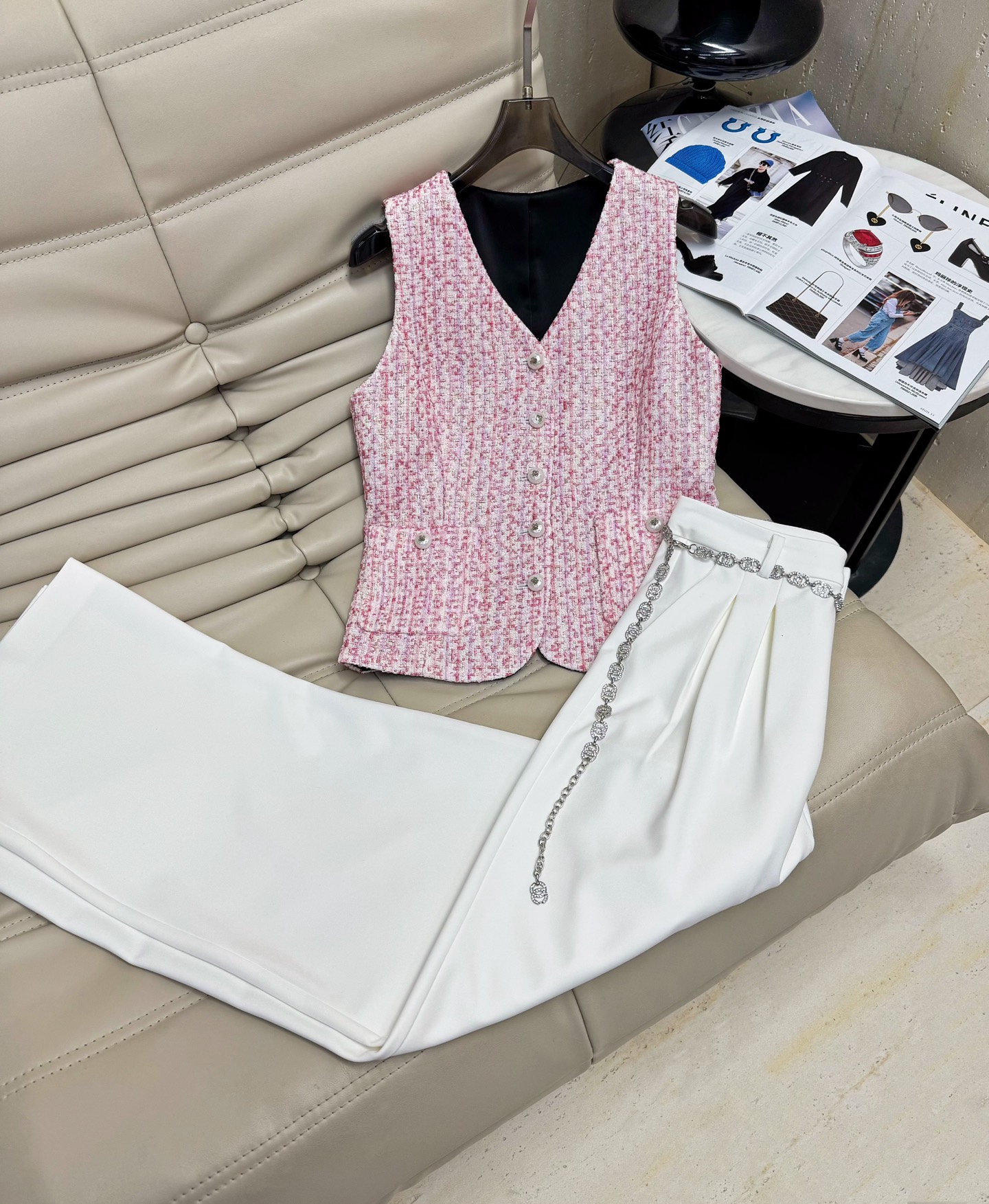 NO:473534,25 early autumn new style, sweet little fragrance style tweed vest top, high waist trouser trousers, two-piece set, exclusive high-end production!  The temperament and texture of the wise boy, the elegant design makes you look slim, the tolerance is strong and not picky, the upper body shows elegant and graceful temperament without losing its ability to be capable and neat and fashionable. 2 colors are available in S/M/L on, alexander wang1986090925早秋新款,樱花粉甜美小香风粗花呢马甲上衣高腰长裤 两件套 独家高版出品！绝绝子的气质质感,气质优雅的设计显瘦,包容性强不挑人,上身尽显优雅婉约气质又不失干练利落时髦感 2色现货发售S/M/L 上,,alexander wang,Women's clothing