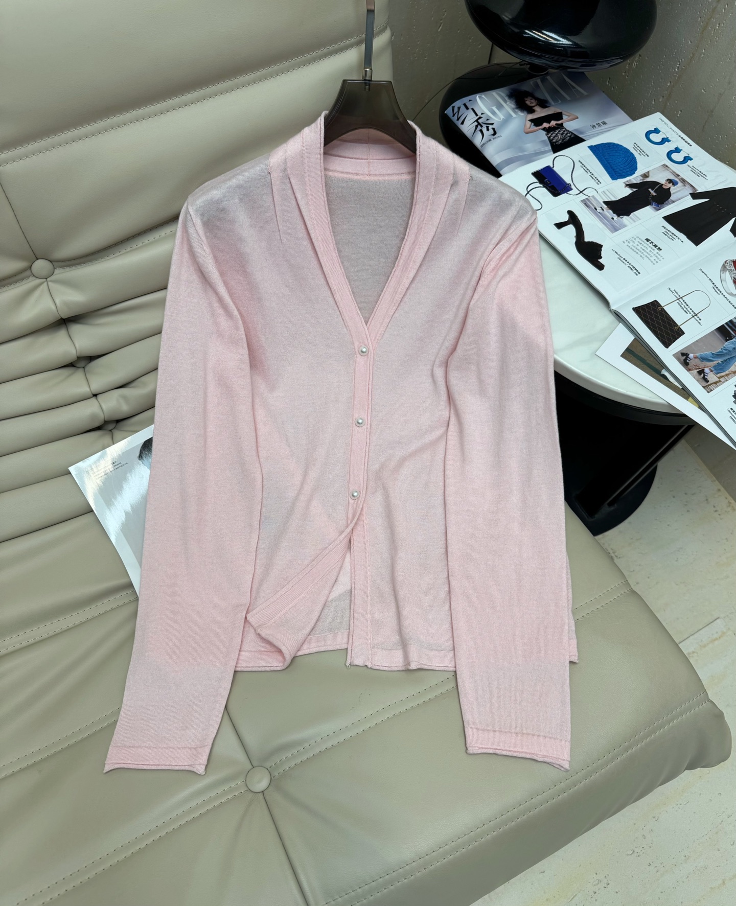 NO:474453,2025 early autumn new long-sleeved cardigan V-neck single-breasted versatile casual top Pearl button design is simple and atmospheric French gentle temperament Light luxury commuter style Spot shipment Three-color code SML.,,alexander wang198609092025早秋新款长袖开衫 V领单排扣百搭休闲上衣 珍珠扣设计简单又大气 法式温柔风气质 轻奢通勤款 现货发 三色码数SML.,,alexander wang,Women's clothing
