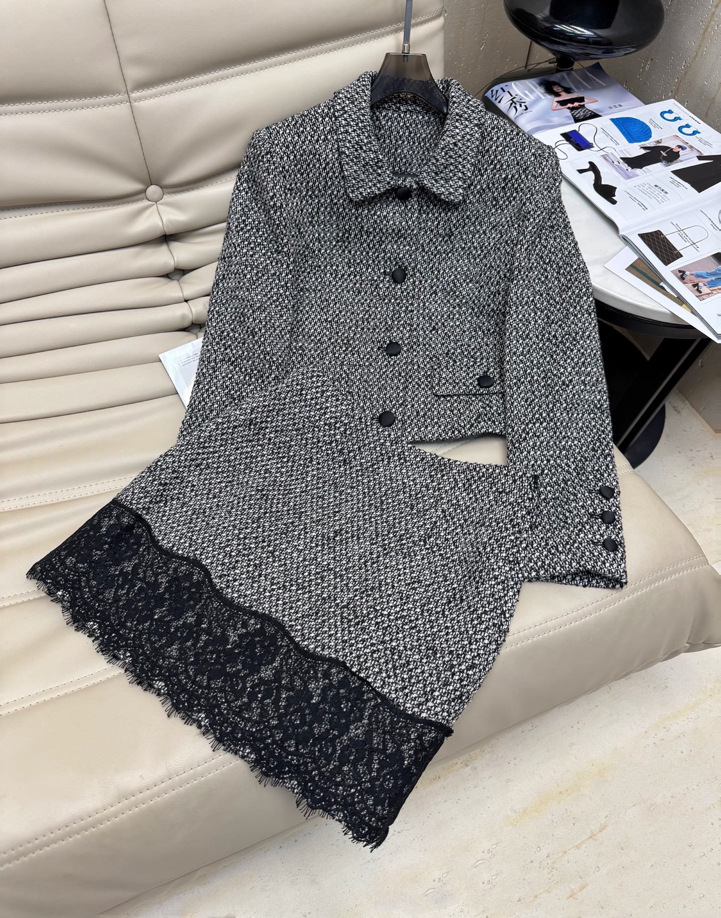 NO:474450,2025 early autumn new suit, a must-have for fashionable exquisite short suit jacket, lace short skirt suit, Yuanqi reduces age, full of fashionable feeling, casual and daily style, lapel-pallet jacket with high waist skirt, huge long legs, lengthen body proportions, perfect style, light and breathable fabric, fashionable and eye-catching, simple color matching, monochrome, SM L,, skirts, jackets & coats, business suit, alexander wang198609092025早秋新款套装 时髦精必备 精致短款西装外套拼蕾丝短裙套装 元起减龄 时髦感满满 休闲日常款 翻领开襟小外套搭配高腰半裙 巨显长腿 拉长身材比例感 版型妥妥的好看 面料轻薄透气 时尚吸睛,简单颜色搭配单色 码数SM L,,skirts,jackets & coats,business suit,alexander wang,Women's clothing