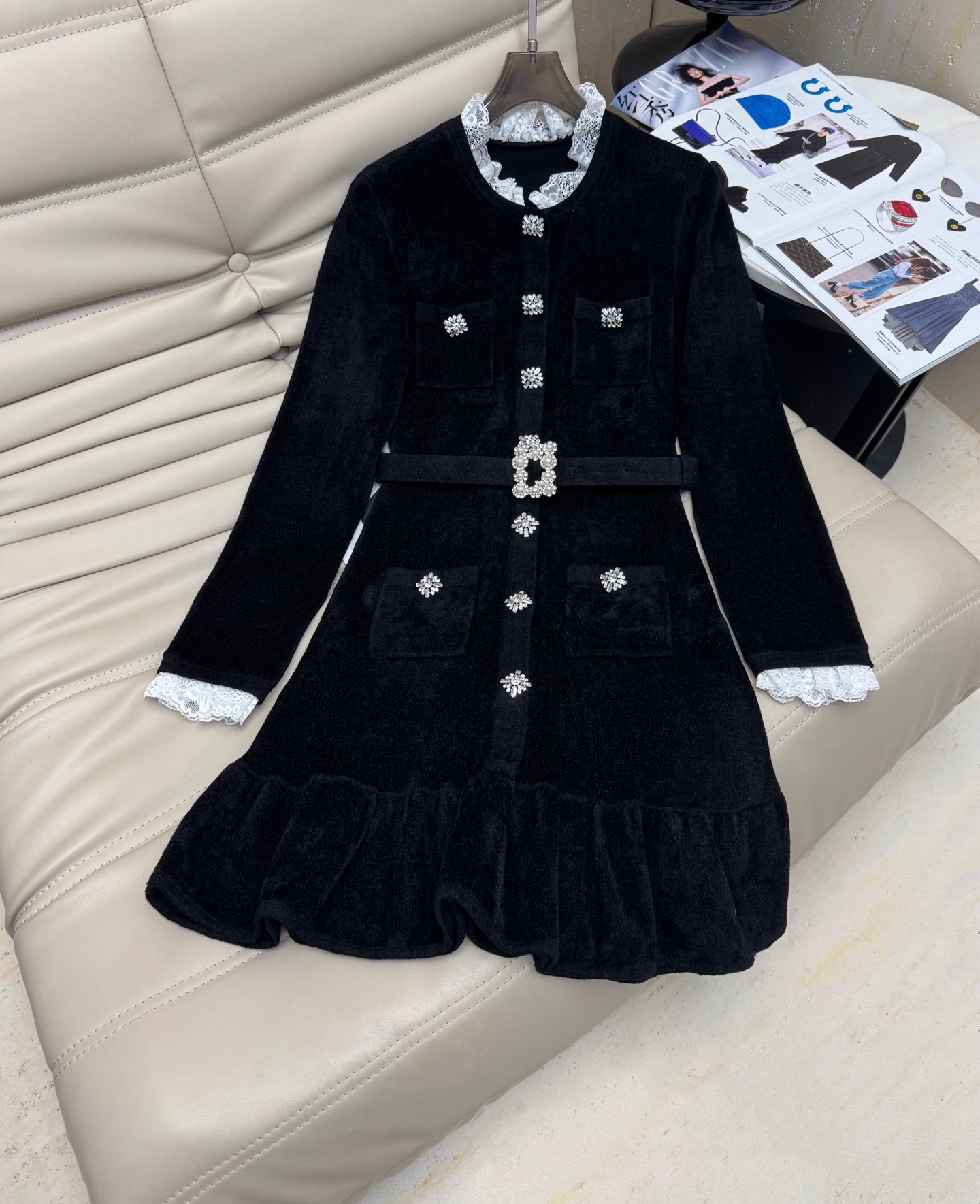 NO:474428,The latest early autumn French Hepburn style diamond lace imported knitted velvet mid-length dress, a celebrity style, a doll skirt style, a slim, a fat and thin driver slave, a diamond buckle belt, a high-end temperament, a 100% return rate, is available in stock, monochrome SML.,, skirts, alexander wang19860909最新款早秋法式赫本风镶钻蕾丝花边进口针织绒中长款连衣裙 千金名媛风 娃娃裙摆版型显瘦 胖瘦驾奴 配钻饰扣腰带 上身气质又显高级 回头率百分百 现货发售 单色SML.,,skirts,alexander wang,Women's clothing