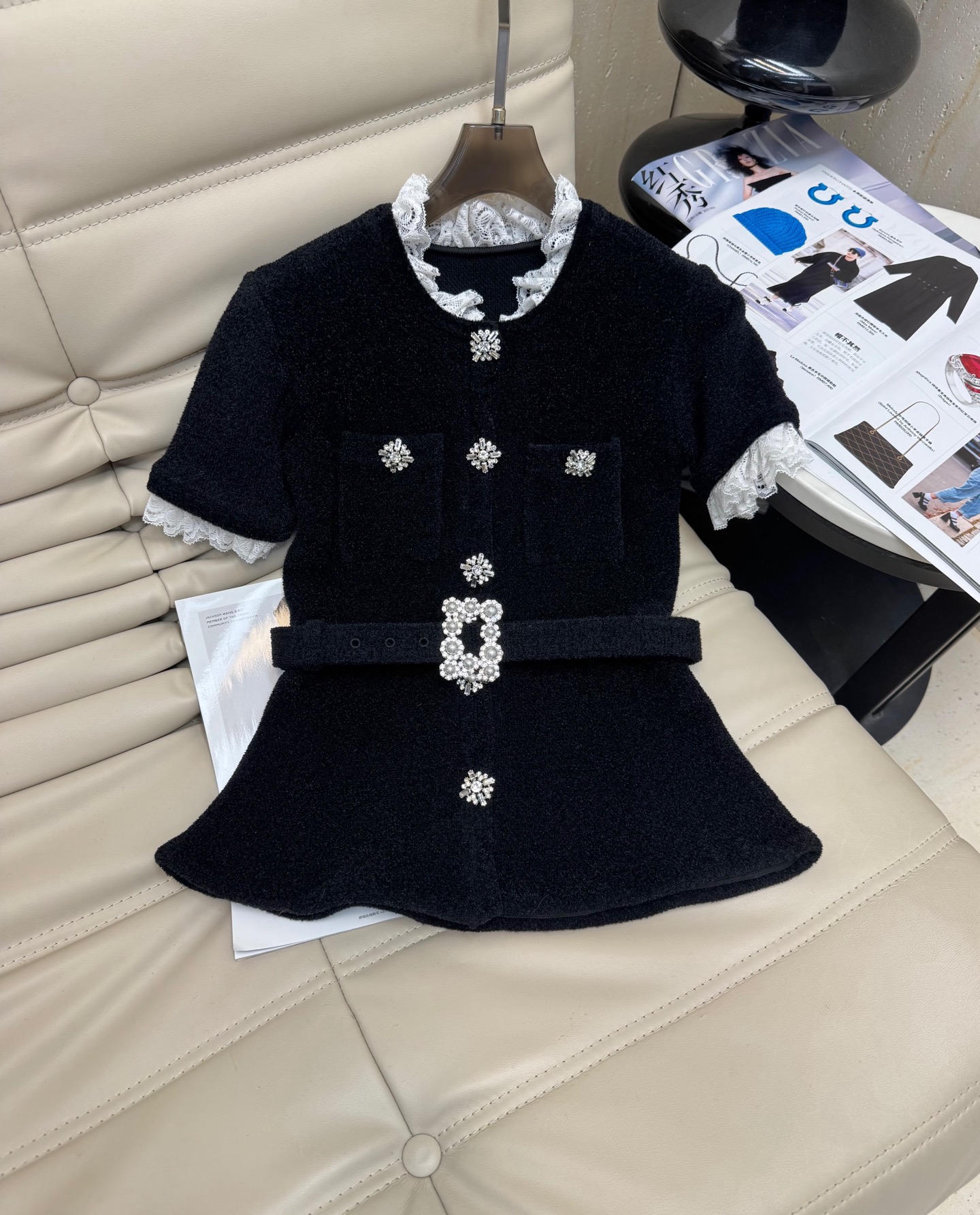 NO:474420,Early autumn French style lace imported knitted velvet cardigan top slim fit style brick-edged belt to make you look slim and elegant upper body temperament. On sale in stock. Monochrome SML,,alexander wang19860909早秋季法式千金风蕾丝进口针织丝绒开衫上衣 修身版型 镶砖设计腰带显瘦 上身气质高雅 现货发售 单色 SML,,alexander wang,Women's clothing