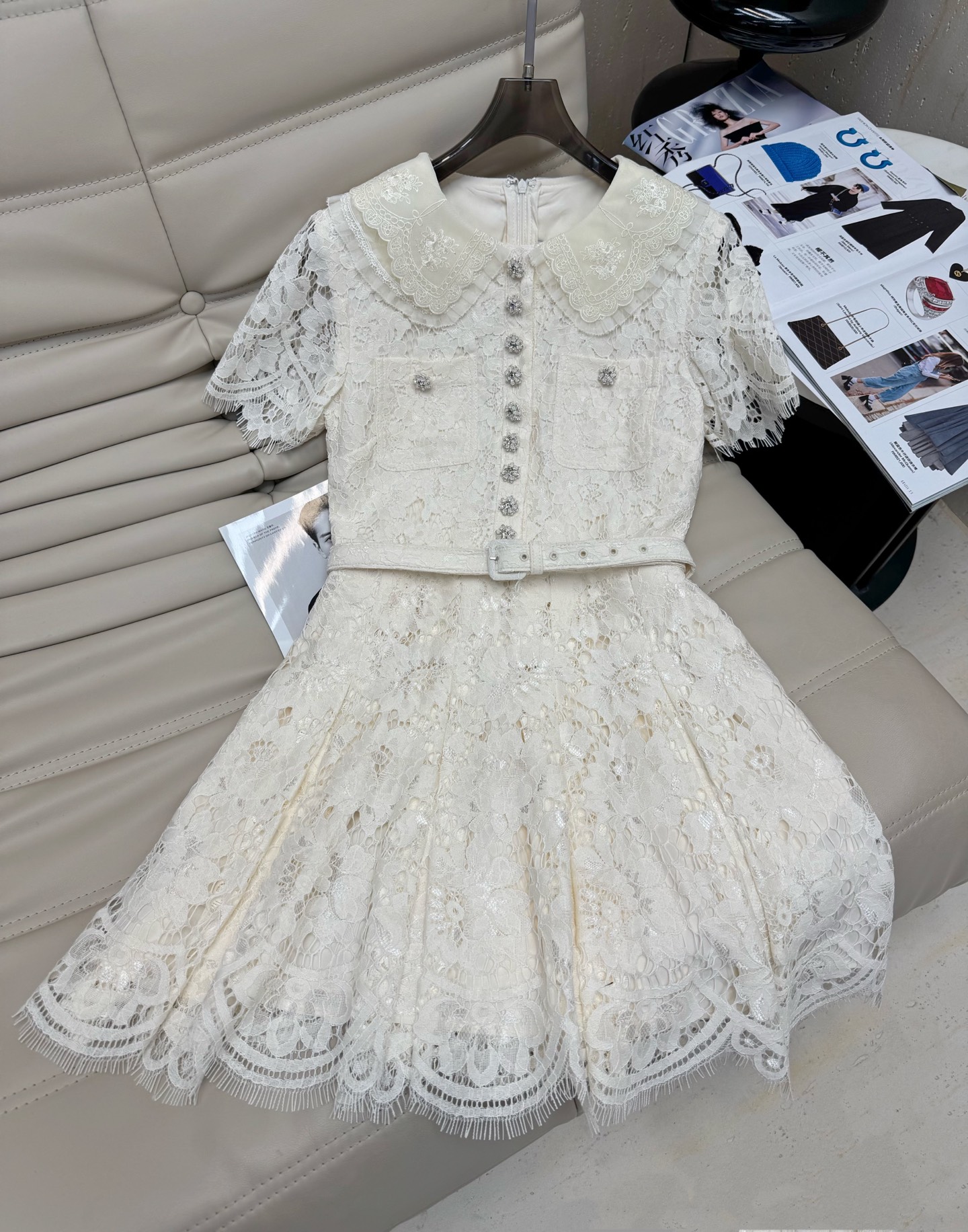 NO:474442,The latest SP small fragrance style lapel light luxury short dress with high-end dating lace waist-hugging style. Must-have for partying. Unique and elegant design. Showing the sweet white temperament. If you like it, come in monochrome SML, skirts, alexander wang19860909早秋最新款SP小香风气质翻领轻奢短款连衣裙 高级感约会蕾丝收腰甜美风 聚会必备 设计感独特优雅 尽显白甜美气质 喜欢的来单色SML,,skirts,alexander wang,Women's clothing