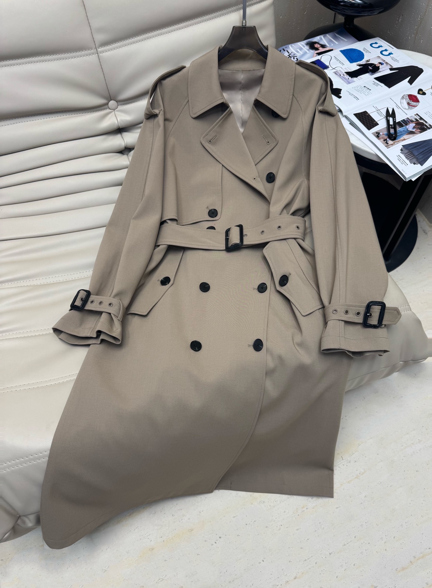 NO:476134,Exclusive first-time original quality 2025 early autumn new style with long waist-hugging windbreaker!  Zhenxuan imported fabric is quite wide and stylish!  The original customized version is equipped with a belt that can be adjusted at will. It is a double-breasted design that is different from the previous windbreaker. The cloak style is elegant and elegant. The details of the jacket are refreshed. The industrial style design is handsome and cool and fashionable and high-end!  Any style can be perfectly and easily controlled!  Perfect workmanship quality depends on the details. Start grabbing in stock!  Big orders are thrown over.2 colors SML, Jackets & coats,alexander wang19860909独家首发原版品质2025年早秋新款 长款收腰风衣！臻选进口面料挺阔有型！原版定制版型,配本布腰带可随意调节,与以往的风衣不一样的双排扣设计 斗篷版型又大气 焕新外套细节,工业风设计上身帅气拉风的时髦高级感！任何风格都能完美轻松驾驭！完美做工品质看细节.现货开抢！大单子甩过来.2色 码数SML,,jackets & coats,alexander wang,Women's clothing