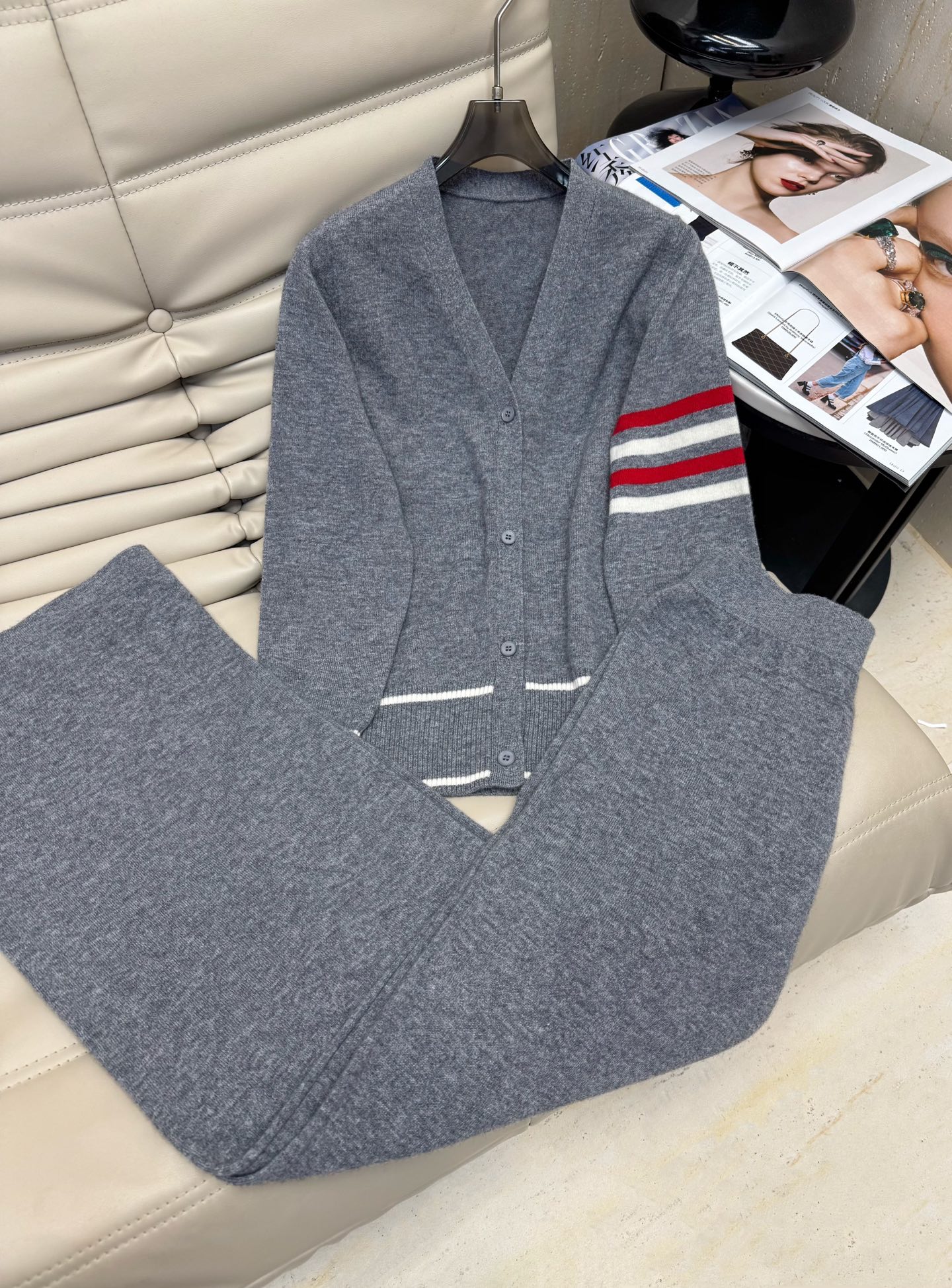 Thom Browne Grijze Kasjmier V-hals Cardigan met Strepen en Broek Set