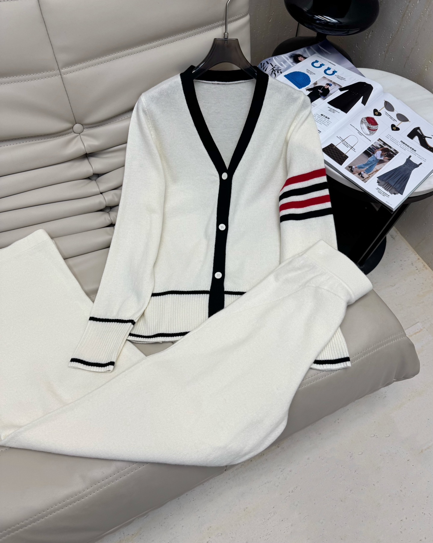 NO:479388,The latest autumn and winter TB V-neck clean striped cardigan high-waisted trousers two-piece suit physical shot!  Wool cardigan is simple and high-end, minimalist, exquisite and elegant, and the sweater is soft and comfortable!  Paired with high waist trousers, a set of top body looks fashionable, with a high return rate. Recommended 2 colors SML, sweaters, alexander wang19860909最新款秋冬 TB V领净色条纹开衫高腰长裤两件套套装实物拍摄！羊毛开衫 简单又高级,极简风,精致优雅,毛衣柔软舒适！搭配高腰长裤一套上身好看时尚,回头率高 推荐2色SML,,sweaters,alexander wang,Women's clothing