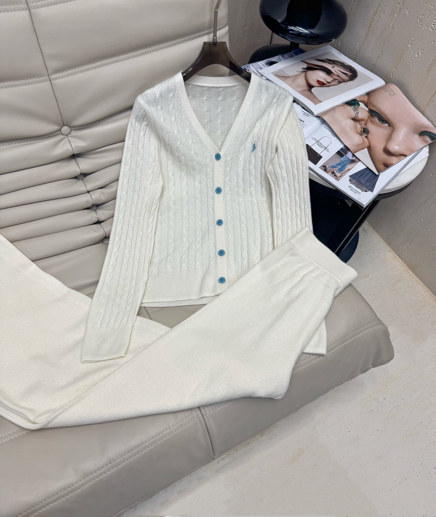 NO:479362,P, hot-selling suit, new style in early autumn, V-neck wool pony sweater cardigan high-waisted trousers, two-piece set, fixed-wool yarn, soft and skin-friendly, soft and glutinous, tight and flat, and consistent patterns. The micro-slim fit style makes you look slim and fit, just right combination effect, simple and elegant, naturally highlighting the swan neck, elegant and generous, and exquisite in details. First time in stock, recommended 2 colors SML, sweaters, alexander wang19860909P,爆款套装 年早秋新款 V领羊毛小马标毛衣开衫高腰长裤 两件套 定织定染羊毛纱线,柔软亲肤,手感软糯,织面严密平整,纹路一致.微修身版型显瘦 恰到好处的合体效果,简约有气质,自然凸显天鹅颈,优雅大方,细节处彰显精致.现货首发 推荐2色SML,,sweaters,alexander wang,Women's clothing