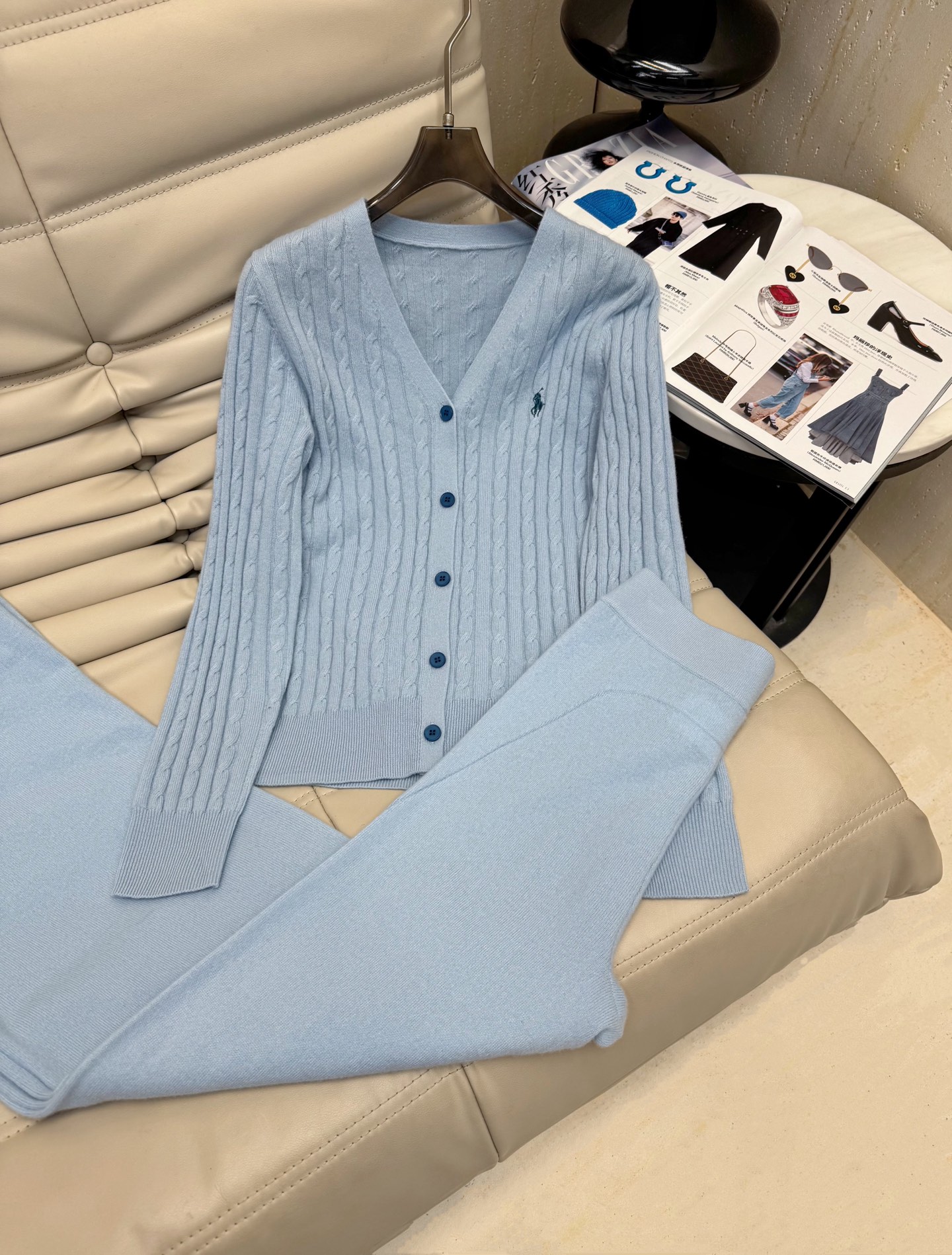 NO:479370,Hot suit, new style in early autumn, V-neck wool pony sweater cardigan high-waisted trousers, two-piece set, fixed-wool yarn, soft and skin-friendly, soft and glutinous, tight and smooth, and consistent patterns. The micro-slim fit style makes you look slim and fit, just right combination effect, simple and elegant, naturally highlighting the swan neck, elegant and generous, and exquisite in details. First time in stock, recommended 2 colors SML, sweaters, alexander wang19860909爆款套装 年早秋新款 V领羊毛小马标毛衣开衫高腰长裤 两件套 定织定染羊毛纱线,柔软亲肤,手感软糯,织面严密平整,纹路一致.微修身版型显瘦 恰到好处的合体效果,简约有气质,自然凸显天鹅颈,优雅大方,细节处彰显精致.现货首发 推荐2色SML,,sweaters,alexander wang,Women's clothing