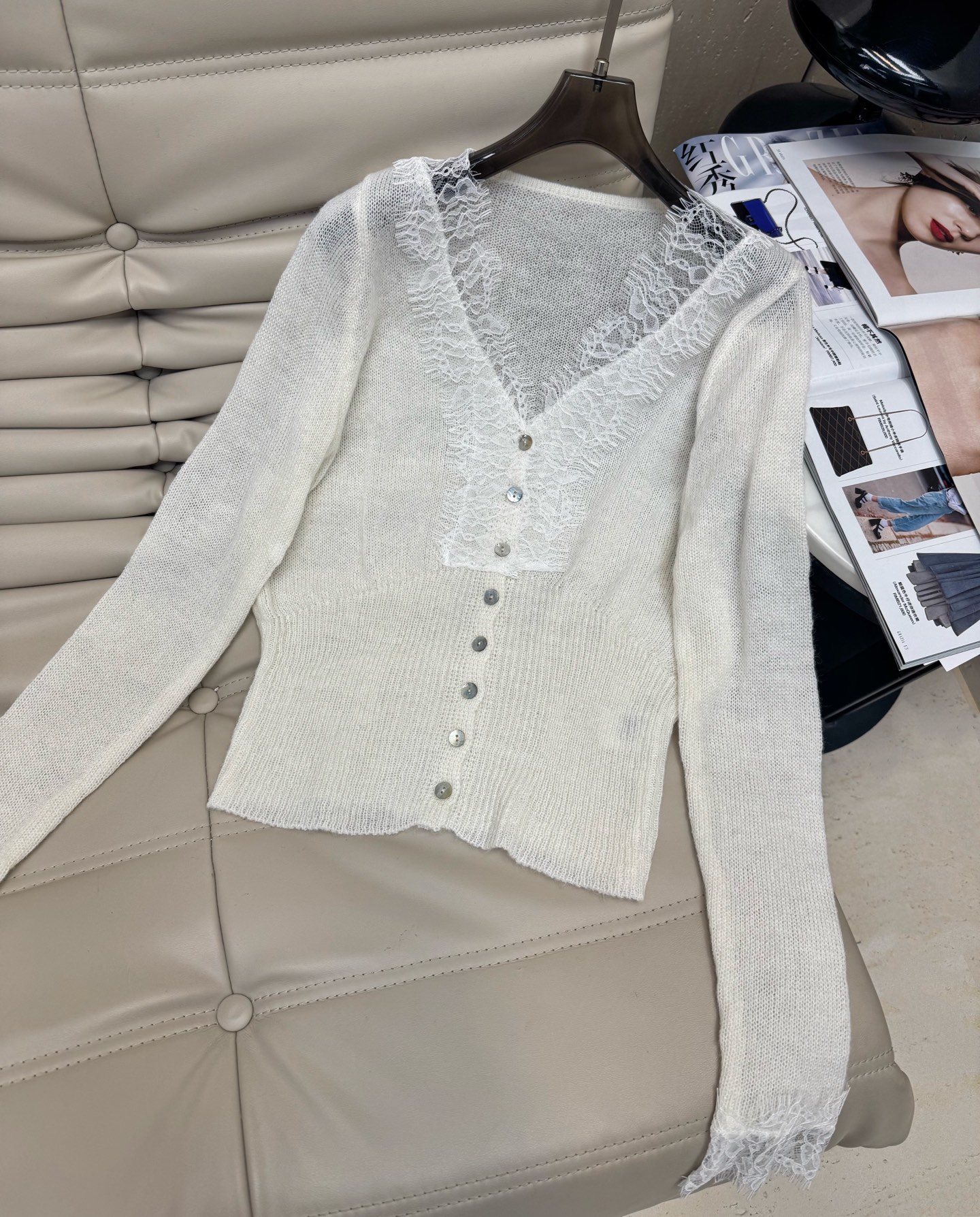 NO:479348,New wool button cardigan with autumn and winter. The front cuffs are spliced ​​lace design. Very exquisite. They look very fine and beautiful with single layering. The fabric is comfortable, soft and delicate. A super versatile style. SML, alexander wang19860909新款秋冬必备羊毛纽扣开衫 前摆袖口都是拼接蕾丝设计 很精致 单穿叠穿都很好看超细美丽诺羊毛 面料舒适柔软细腻 超级百搭的一款 现货发2色SML,,alexander wang,Women's clothing