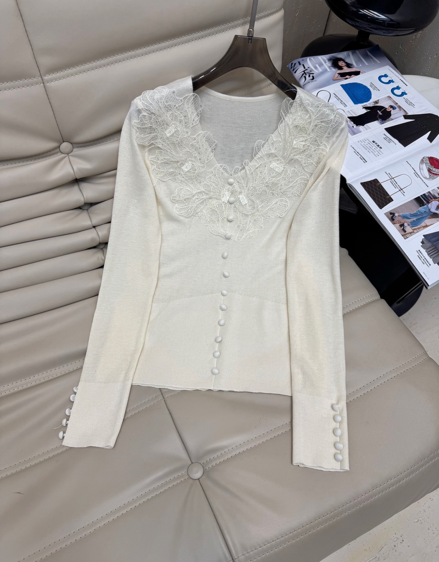 NO:480771,2025 early autumn new style French gentle style lace spliced ​​petal collar knitted autumn cardigan chic top SML, alexander wang198609092025 早秋新款 法式温柔风蕾丝拼接花瓣领针织 秋季羊毛衫 别致绝美上衣SML,,alexander wang,Women's clothing