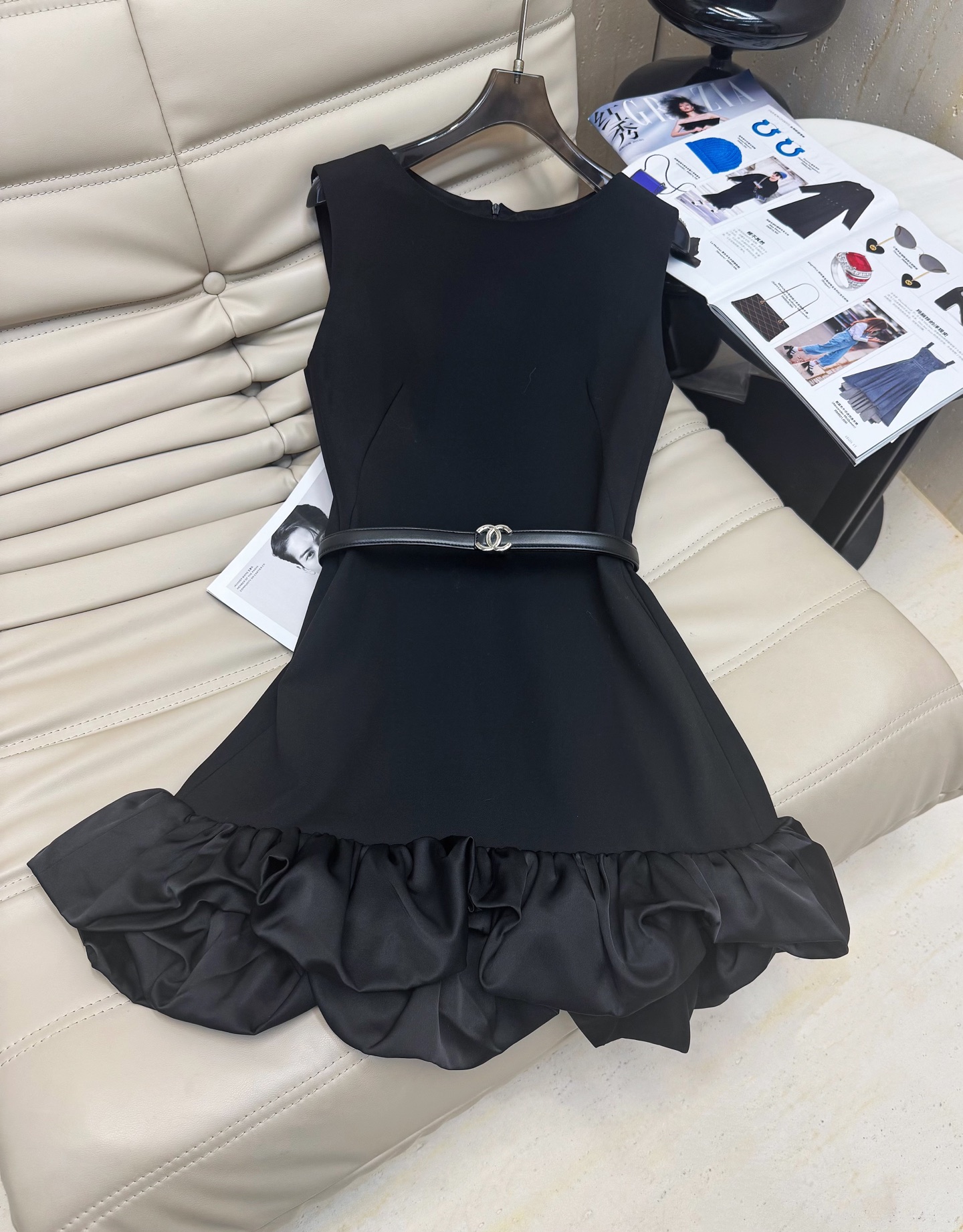 NO:493568,A new style of elegant temperament and sweet Hepburn vest dress [color] [color] Lace skirt design with a small fragrance belt makes you look slim and cover your belly. A must-have small black skirt for everyone. On sale in stock. Monochrome SML, skirts, alexander wang19860909早秋新款优雅气质甜美赫本风背心连衣裙[色][色]花边裙摆设计配小香腰带显瘦非常遮肚子 人手必备的一款小黑裙 现货发售 单色 SML,,skirts,alexander wang,Women's clothing