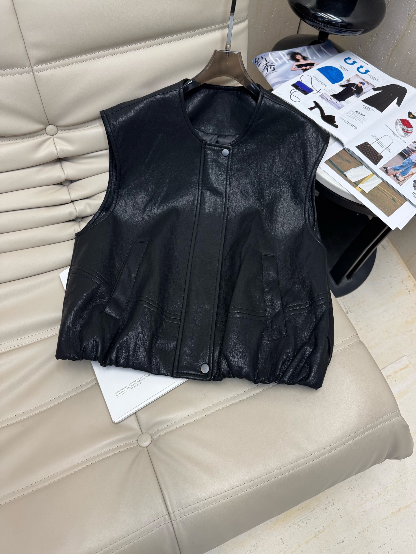 NO:489918,The latest Korean loose vest imported from the autumn style is equipped with dust bag. The style is slim. The round neck single-breasted zipper design is comfortable and soft. Simple and high-end and versatile. If you like it, come [seduction][seduction] Monochrome SML,, jackets & coats, alexander wang19860909配防尘袋秋季最新款韩版宽松马甲进口蛋白皮无袖外套 版型显瘦 圆领单排扣拉链设计 质感舒服柔软 简单高级又百搭 喜欢的来哦 [勾引][勾引]单色 码数SML,,jackets & coats,alexander wang,Women's clothing