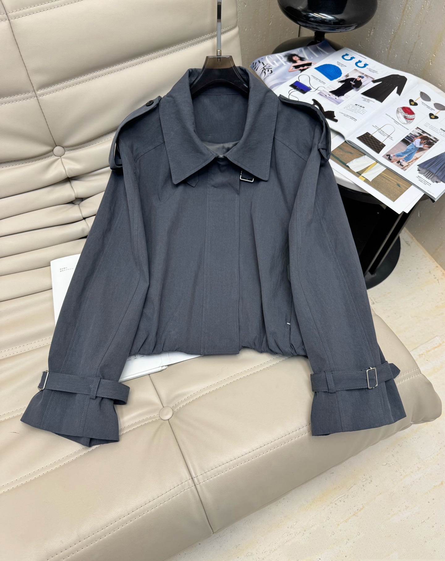 NO:489922,Exclusive first release, original quality, 2025 early autumn new windbreaker jacket!  The classic one-row buttoned windbreaker design is exquisite and capable and decent. The customized imported fabric is stylish and has a full texture. It is recommended to buy in autumn and winter!  Workmanship quality depends on the details. Extremely recommended models Super running volume Monochrome SML, Jackets & coats, alexander wang19860909独家首发 原单品质 2025早秋新款风衣外套！经典一排扣风衣设计,上身精致又干练得体.定制的进口面料挻括有型,质感十足,秋冬推荐入手！做工品质看细节.极烈推荐款 超级跑量 单色 码数SML,,jackets & coats,alexander wang,Women's clothing