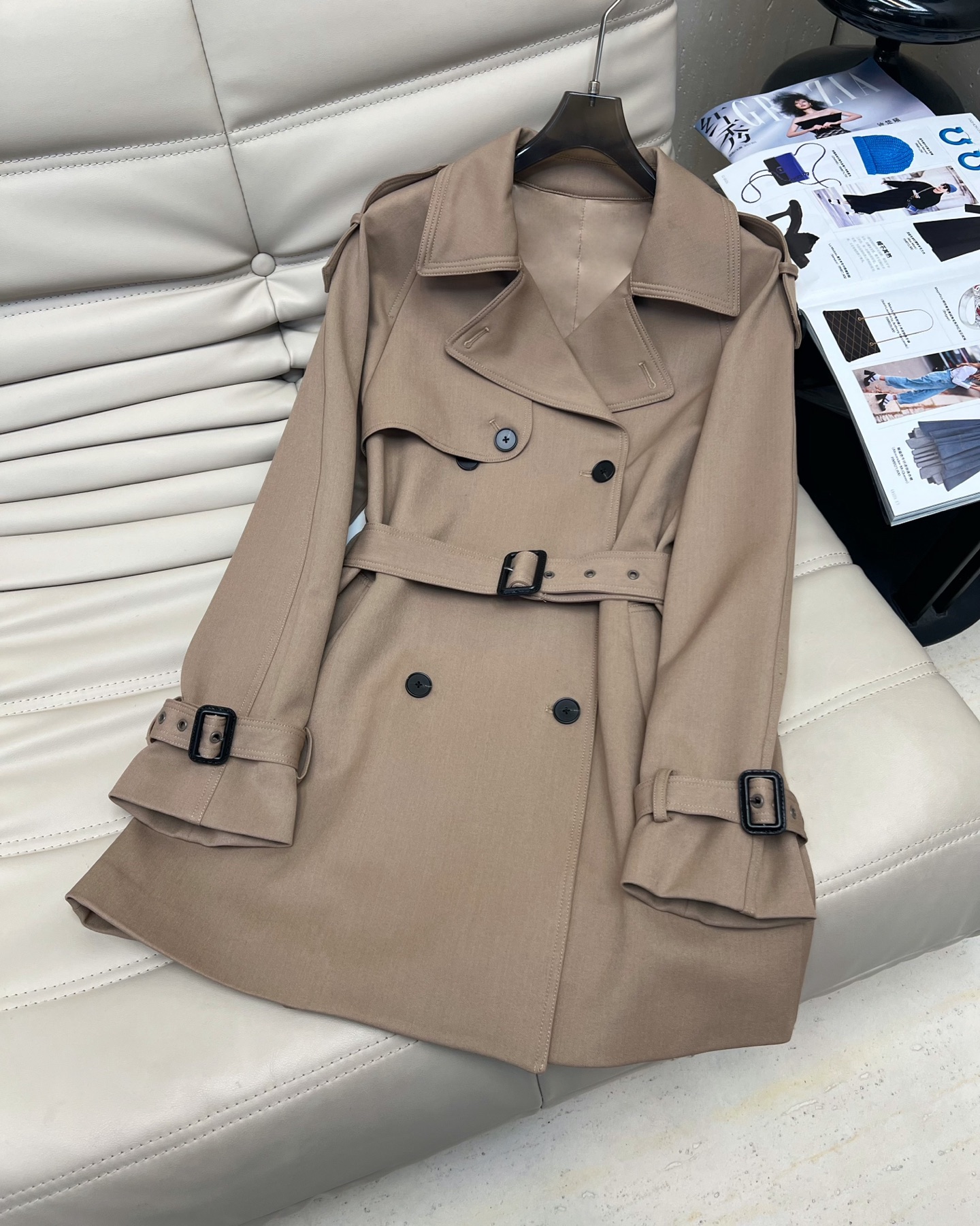 NO:485842,Original quality early autumn new mid-length waist-hugging windbreaker!  Zhenxuan imported fabric is quite wide and stylish!  The original customized version is equipped with a belt that can be adjusted at will. It is a double-breasted design that is different from the previous windbreaker. The cloak style is elegant and elegant. The details of the jacket are refreshed. The industrial style design is handsome and cool and fashionable and high-end!  Any style can be perfectly and easily controlled!  Perfect workmanship quality depends on the details. Start grabbing in stock!  Speed ​​report Coffee black SML, Jackets & coats,alexander wang19860909原版品质年早秋新款中长款收腰风衣！臻选进口面料挺阔有型！原版定制版型,配本布腰带可随意调节,与以往的风衣不一样的双排扣设计 斗篷版型又大气 焕新外套细节,工业风设计上身帅气拉风的时髦高级感！任何风格都能完美轻松驾驭！完美做工品质看细节.现货开抢！速度报单 咖色 黑色 码数SML,,jackets & coats,alexander wang,Women's clothing