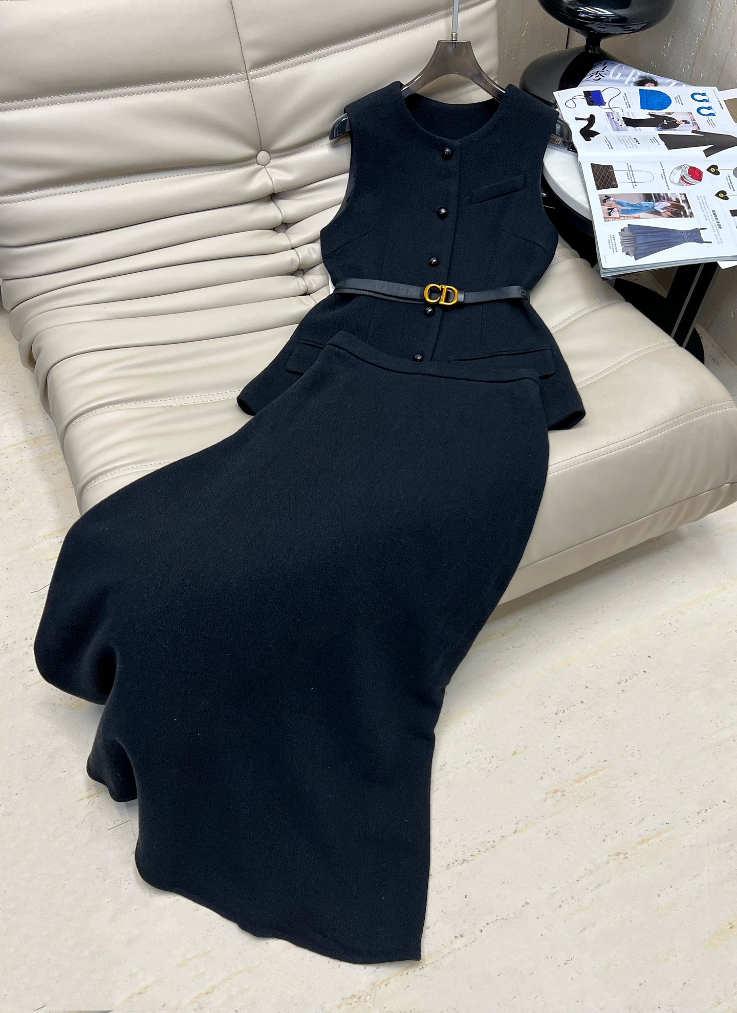 NO:487114,High-end suit 2025 early autumn round neck button design sleeveless vest + pleated A-line long skirt with CD belt, a slim fit and full temperament, the style design covers the hips and is extremely inclusive, high-quality, high-quality, high-quality, monochrome spot delivery, SML M,, skirts, alexander wang19860909高级感套装2025早秋款圆领纽扣设计无袖马甲+百褶A字摆半身长裙 配CD腰带一套修身显瘦气质十足 版型设计遮胯包容性极强 高品质噢 高级套装 单色现货发 SML M,,skirts,alexander wang,Women's clothing